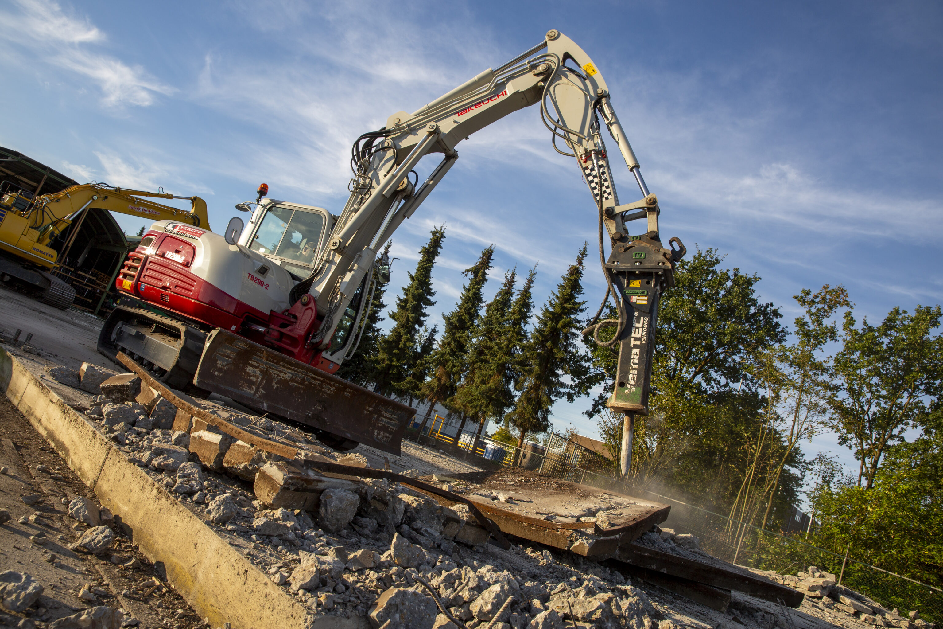 Takeuchi TB290-2 two piece boom bezig met hakken