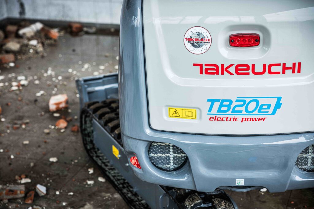 Elektrische minigraver van TAkeuchi achterkant met logo