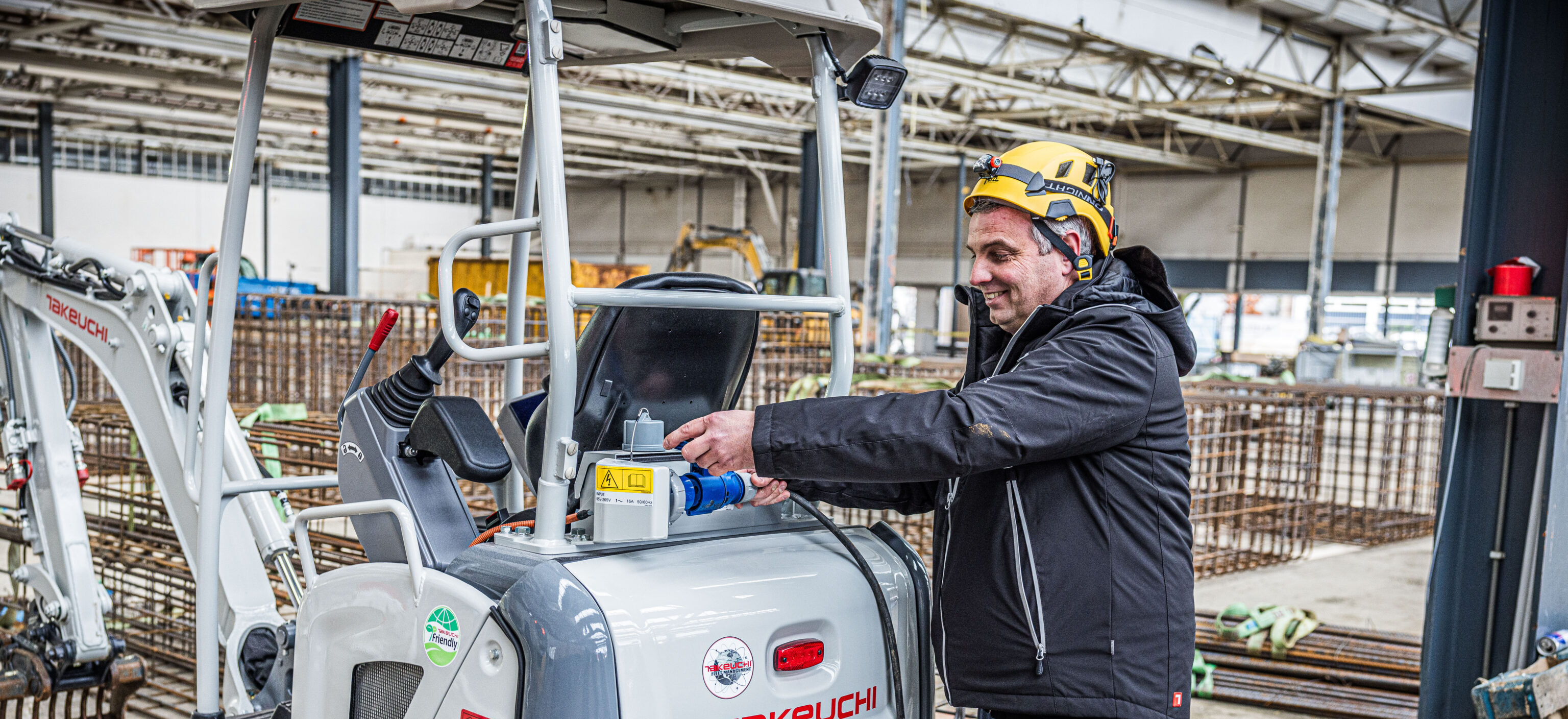 Machinist bij elektrische minigraver TB20e