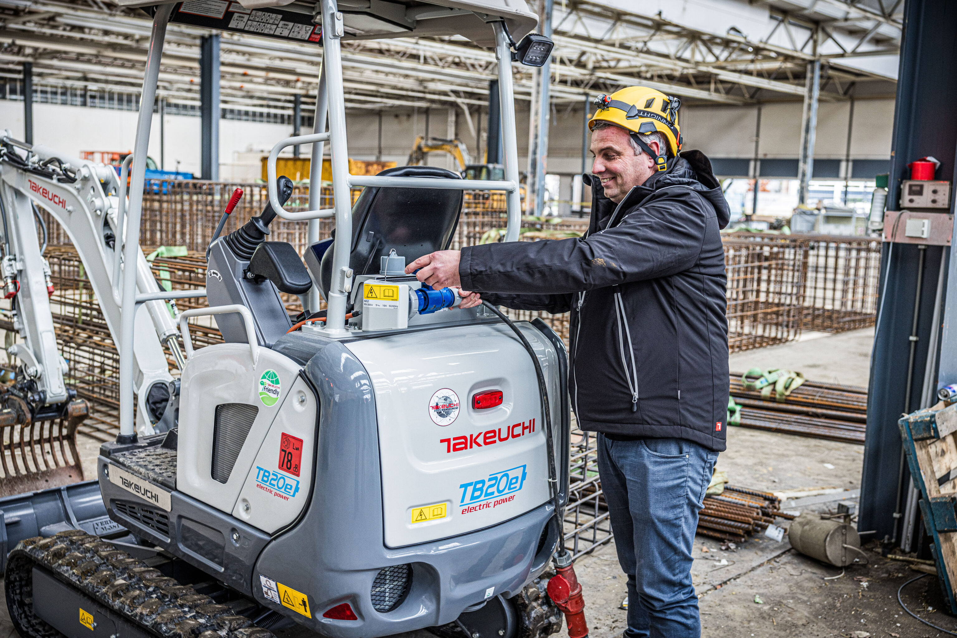 Machinist bij elektrische minigraver TB20e