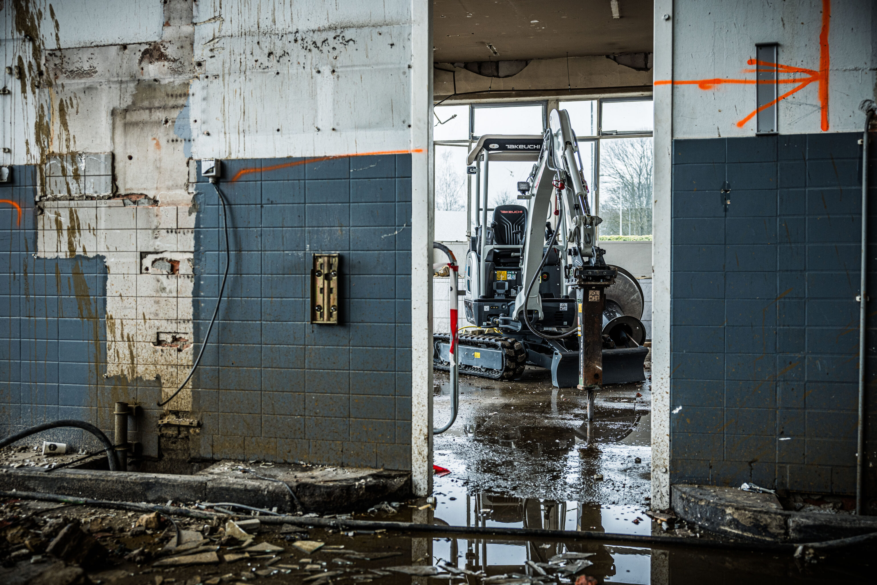 TB20e elektrische minigraver door deur gefotografeerd