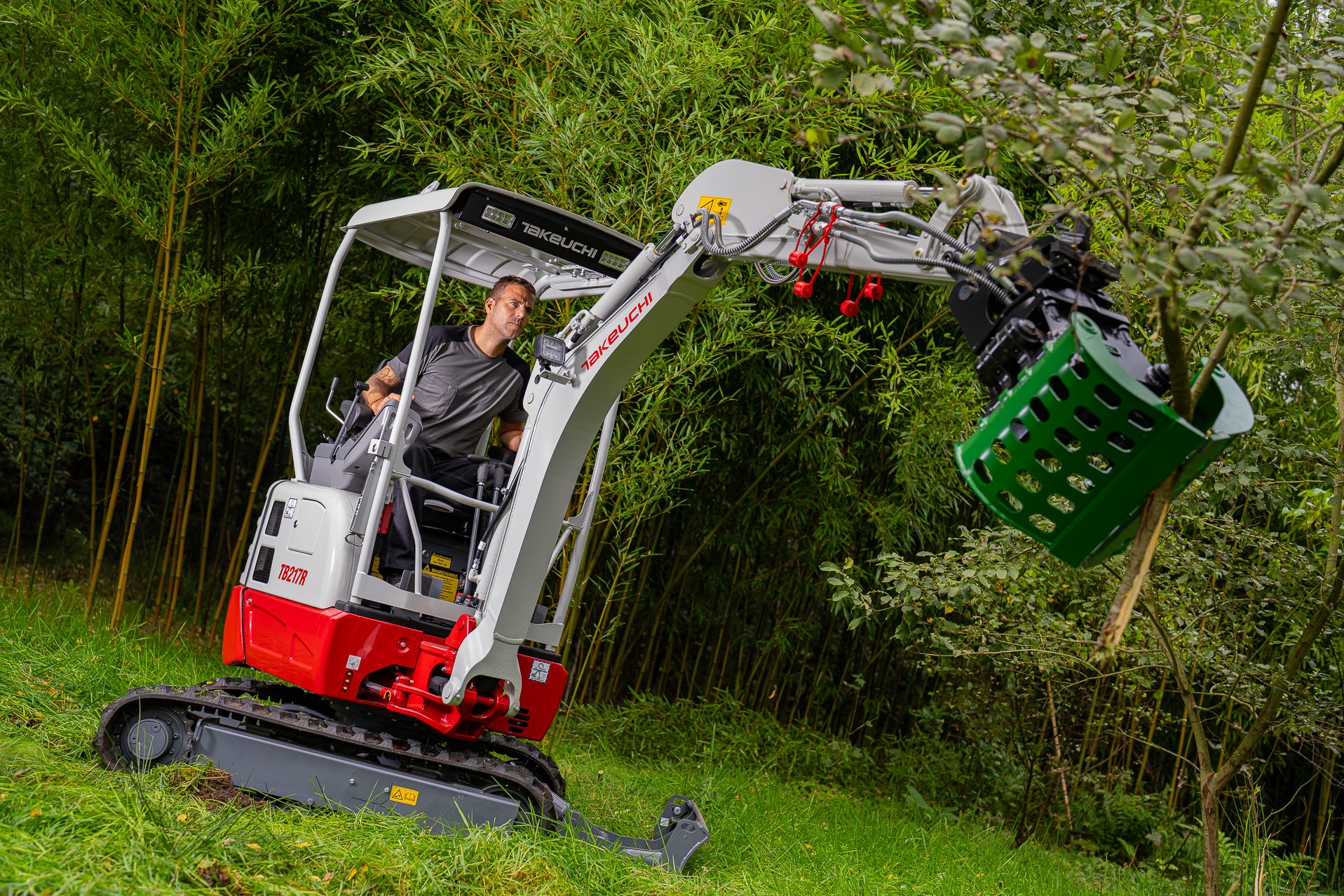 Een takeuchi minigraafmachine met een sorteergrijper