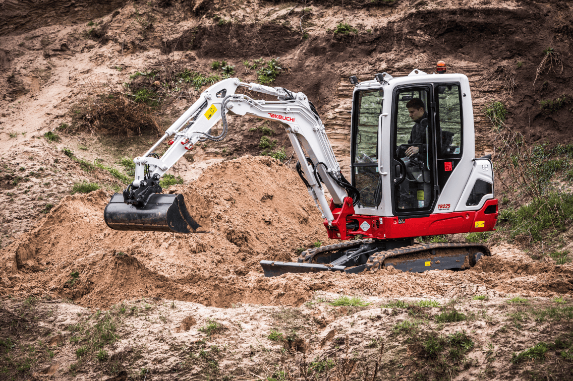 Takeuchi TB225 tijdens grondverzet werkzaamheden