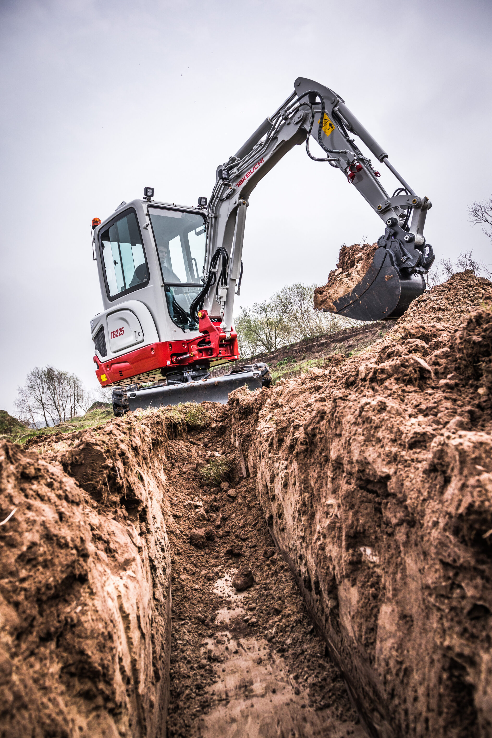 Een leiding gegraven met een Takeuchi TB225