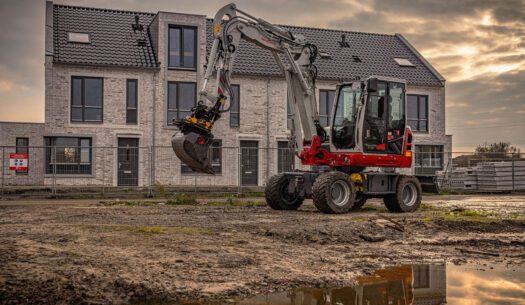TB370W bij bouwplaats met avondzon