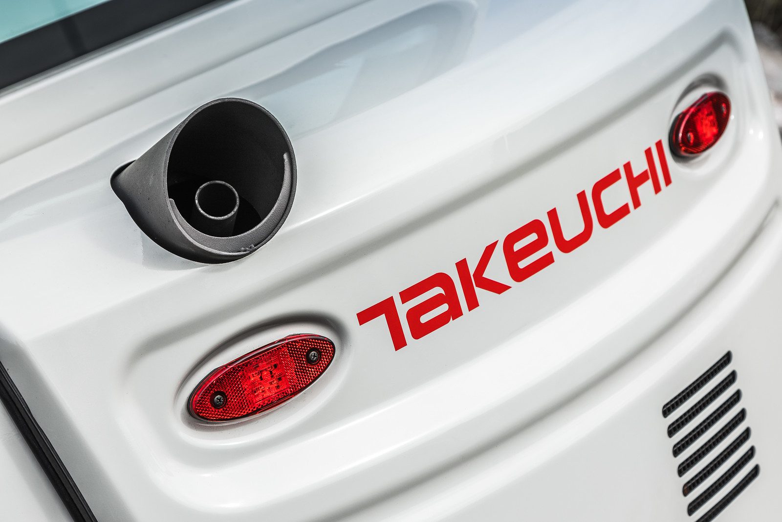 Naar boven gepositioneerde uitlaat van de Takeuchi TB225