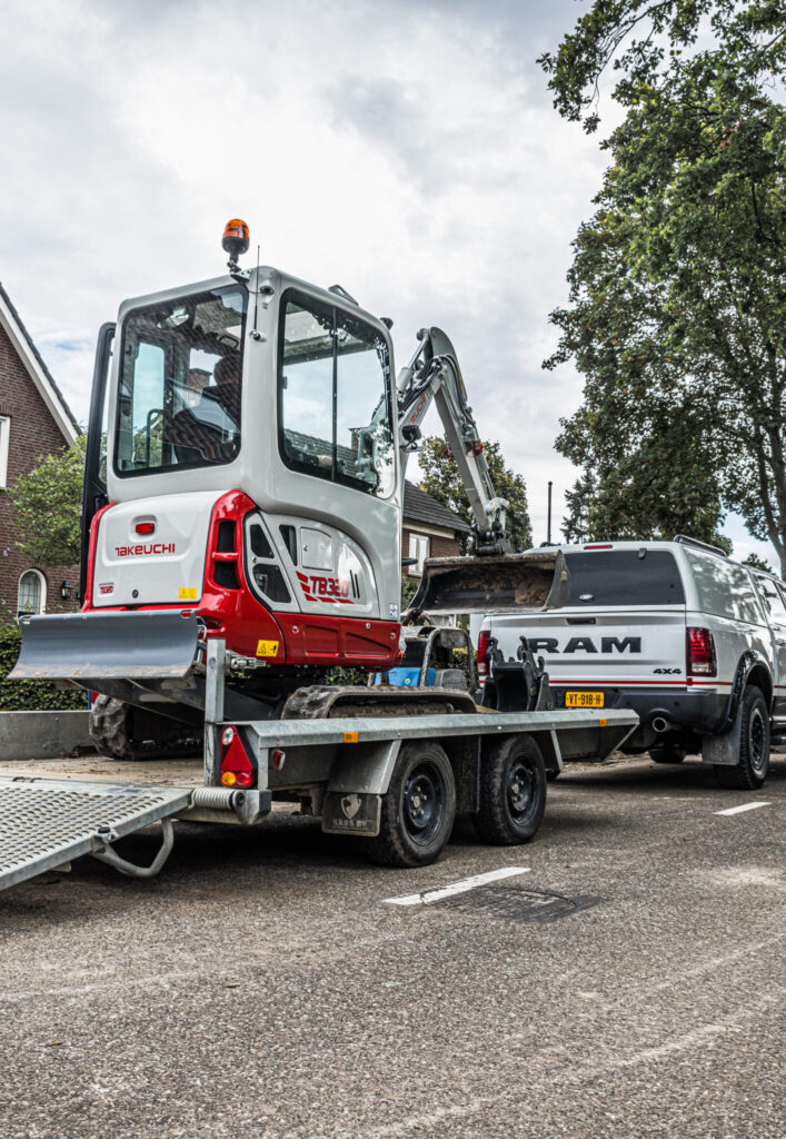 Takeuchi TB320 op een aanhanger