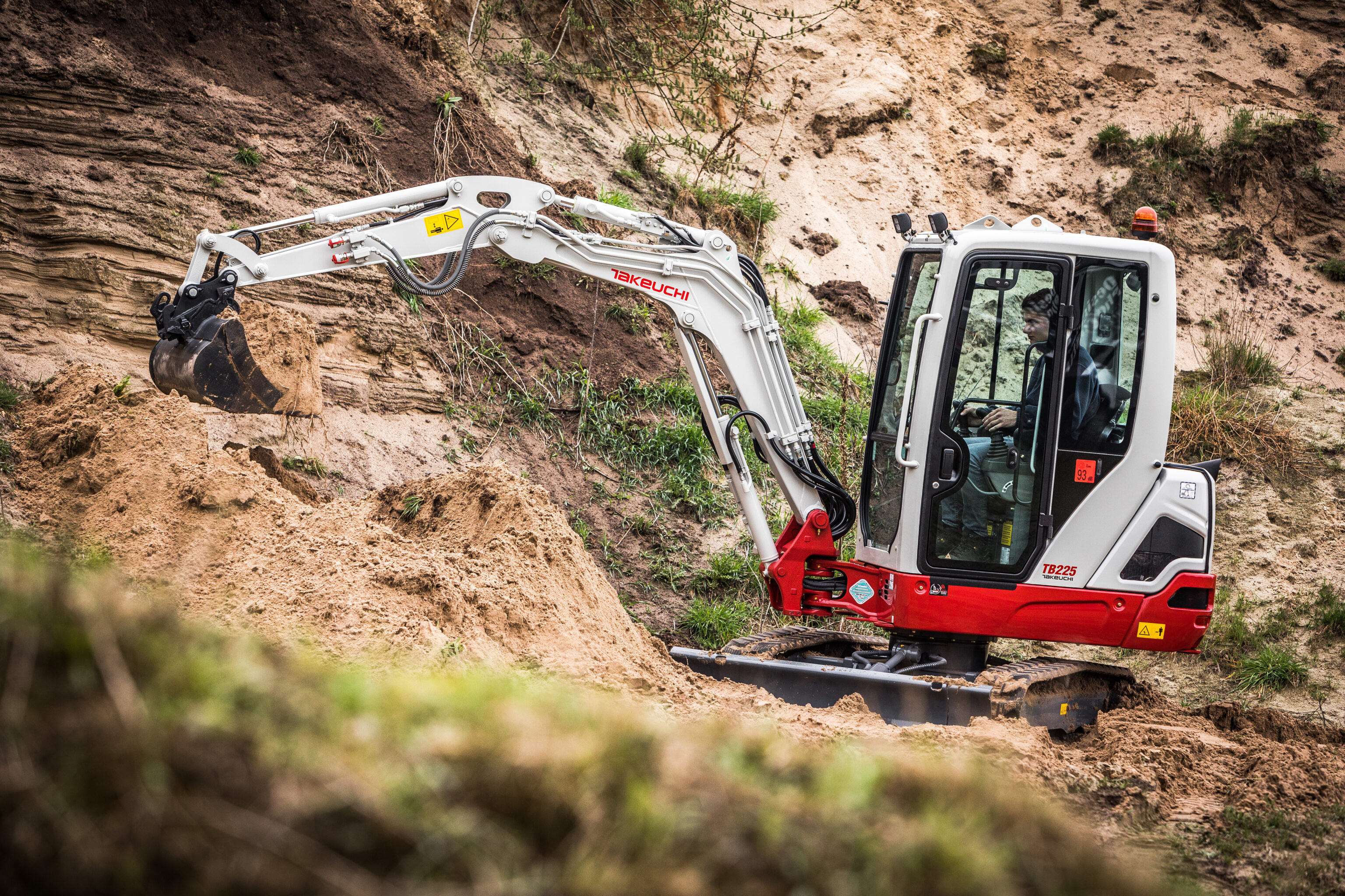 Takeuchi TB225 in actie tijdens graafwerkzaamheden
