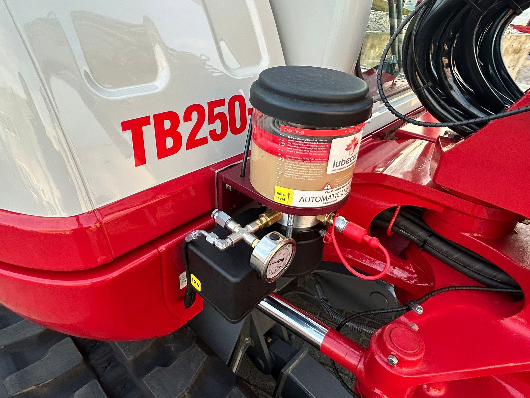 automatisch smeersysteem van Lubecore op een Takeuchi graafmachine