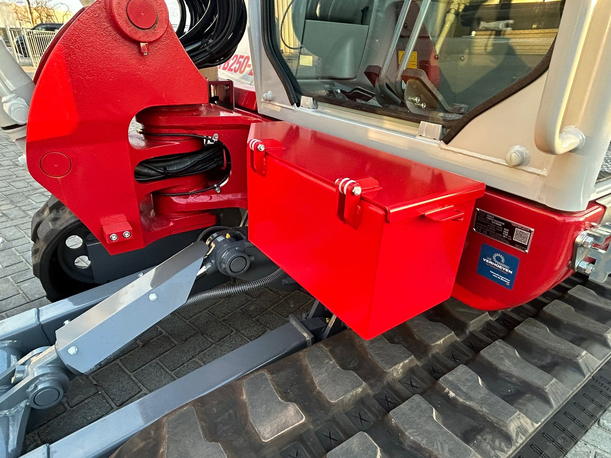Gereedshcapskist op een Takeuchi graafmachine