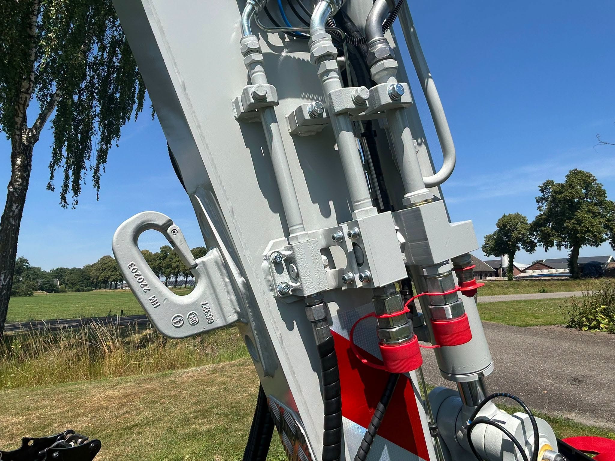 Lasthaak op een giek van een Takeuchi graafmachine