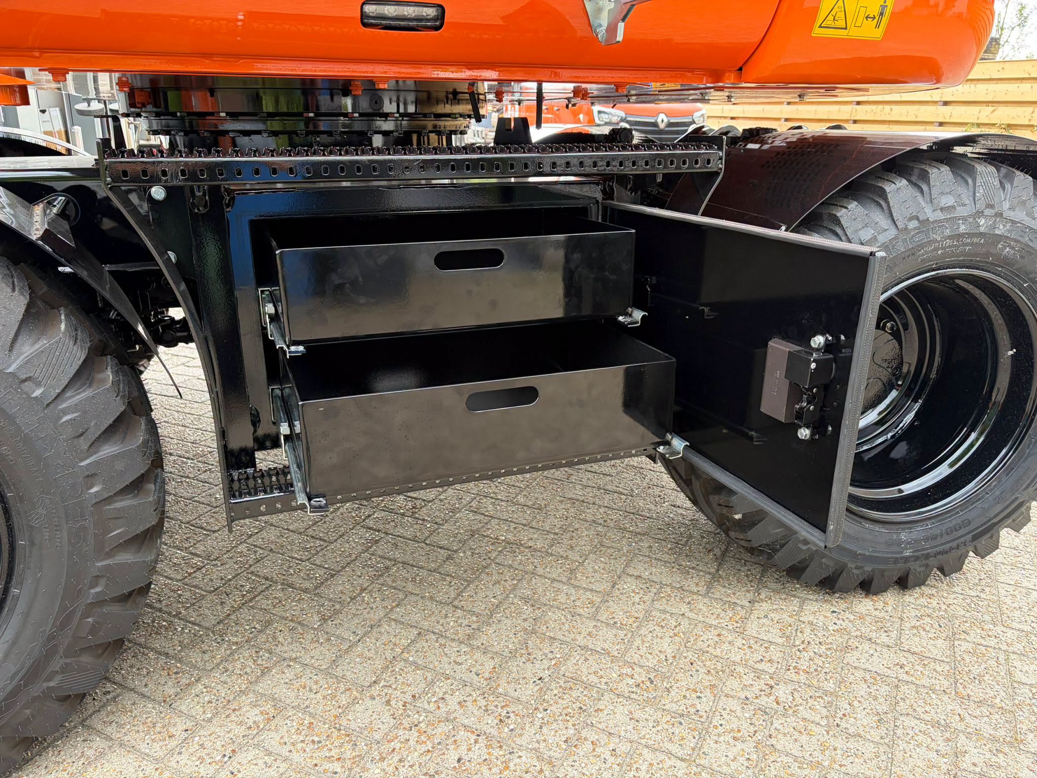 Op maat gemaakte gereedschapskisten op een Takeuchi mobiel graafmachine