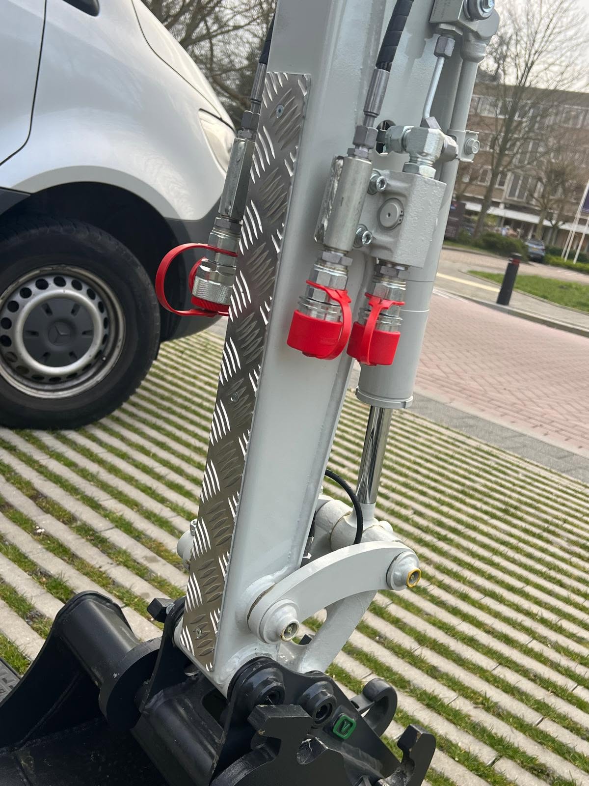 Traanplaat op lepelsteel van een Takeuchi graafmachine