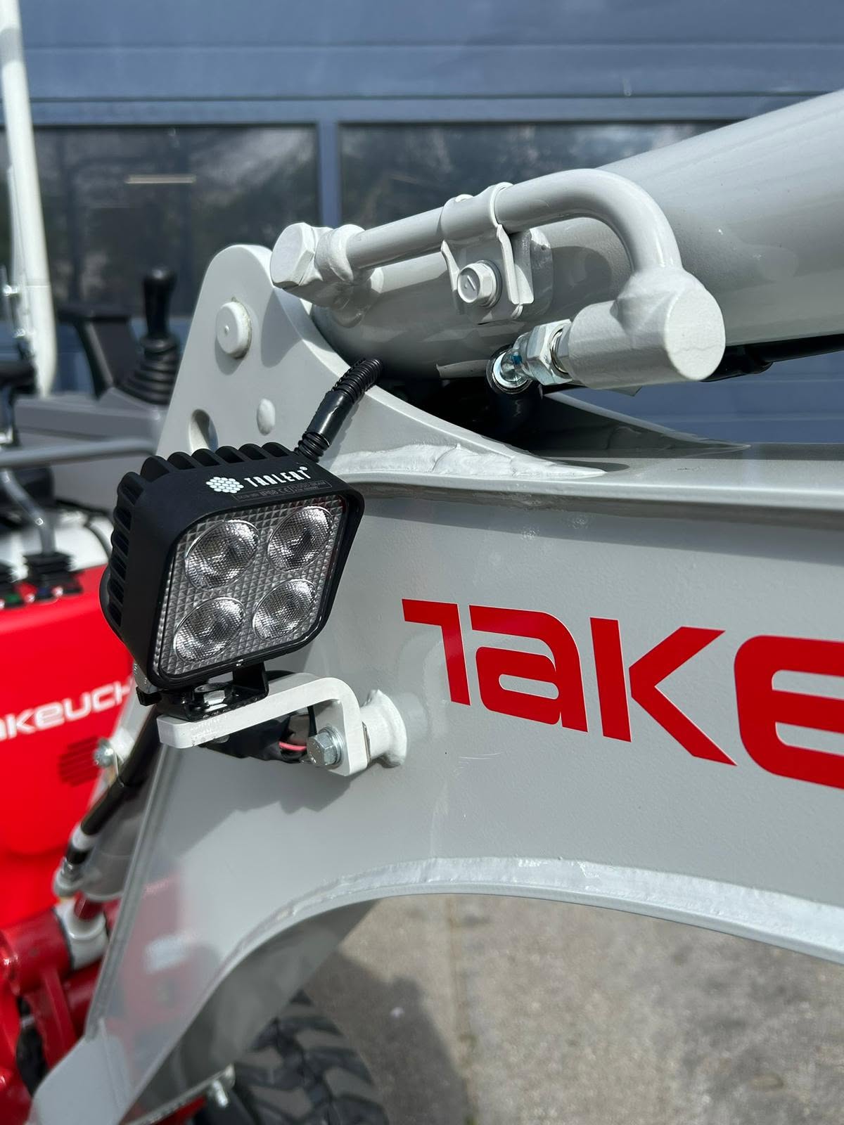 Werklamp op giek van een Takeuchi graafmachine