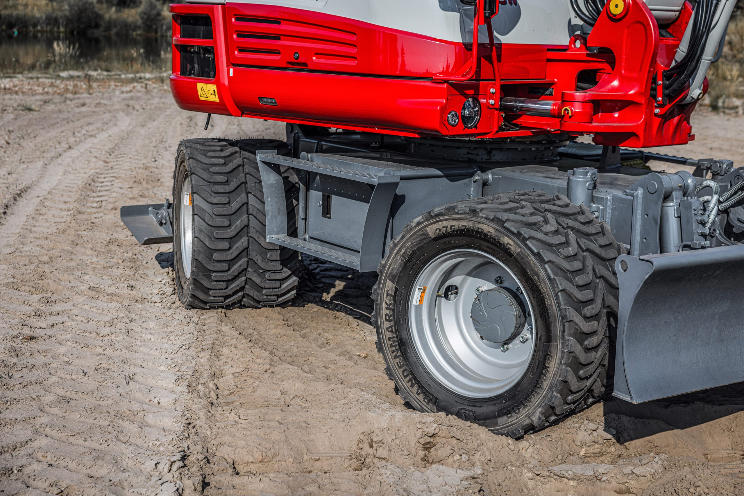 vierwiel besturing van een takeuchi tb395w waarbij zowel de voor- als de achteras gedraaid staan