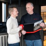 Verkoper in overleg met klant