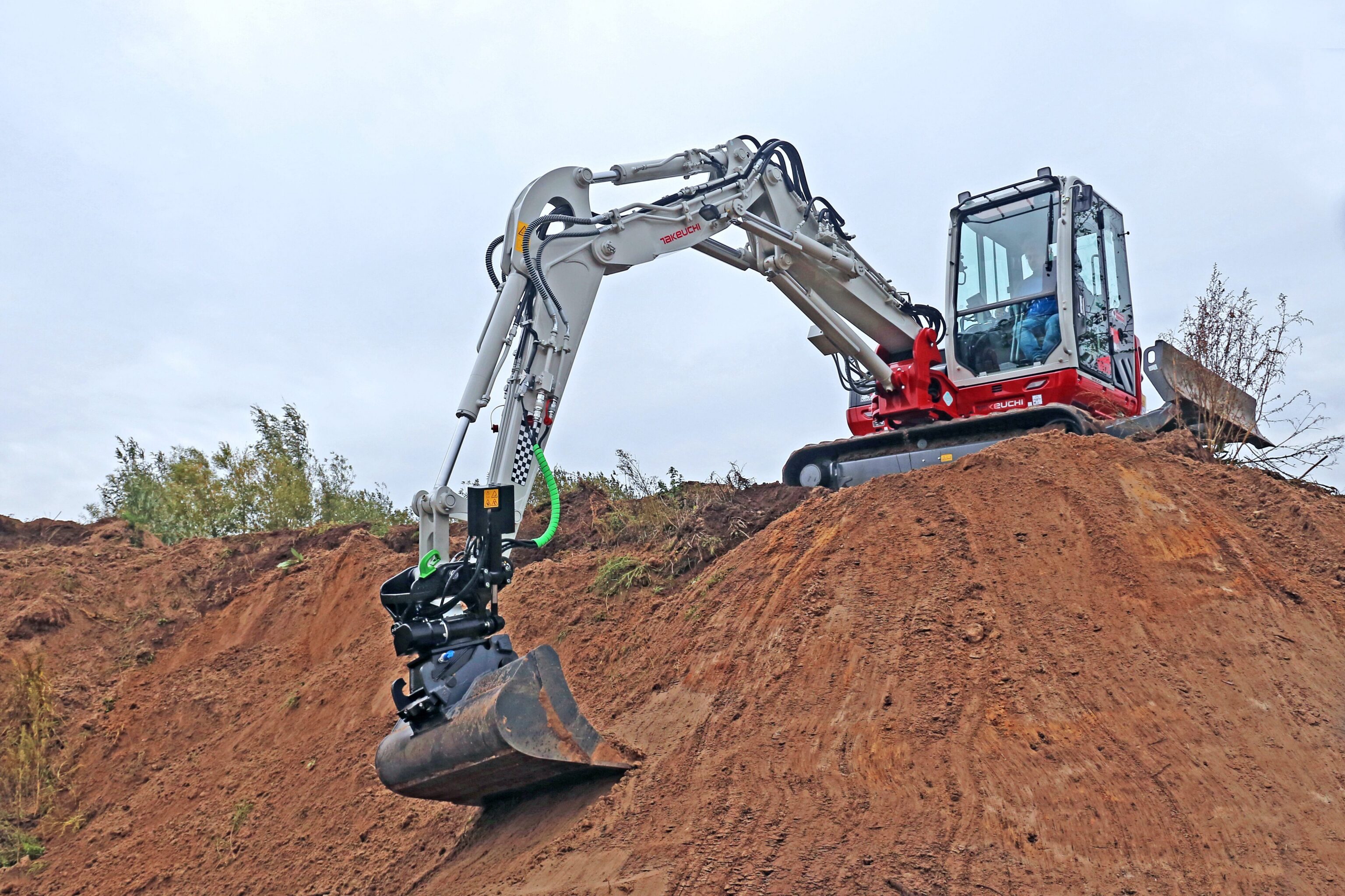 Takeuchi TB370 Two Piece Boom graaft naar beneden op heuvel