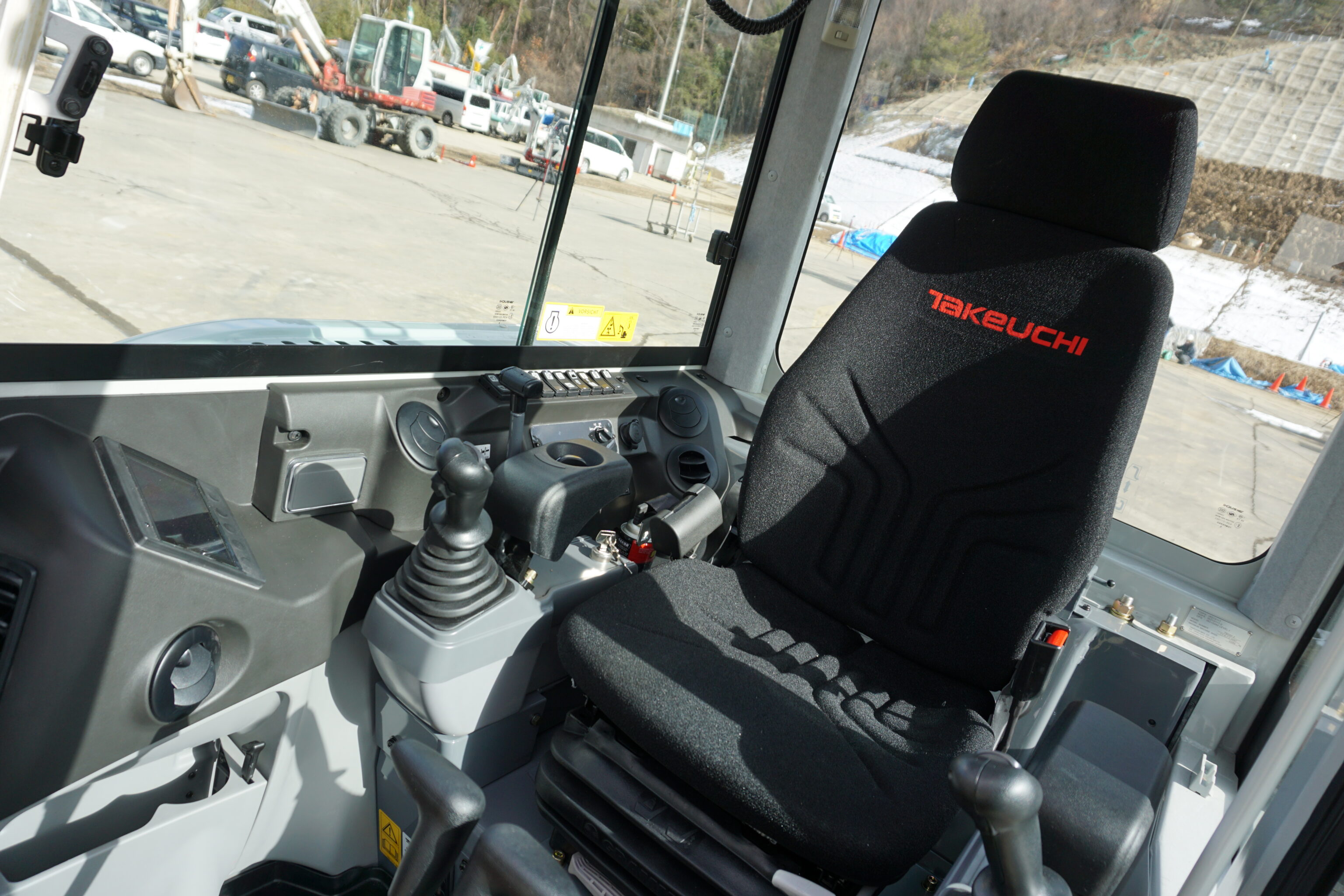 Takeuchi TB250-2 graafmachine comfortstoel met hoge rugleuning en hoofdsteun