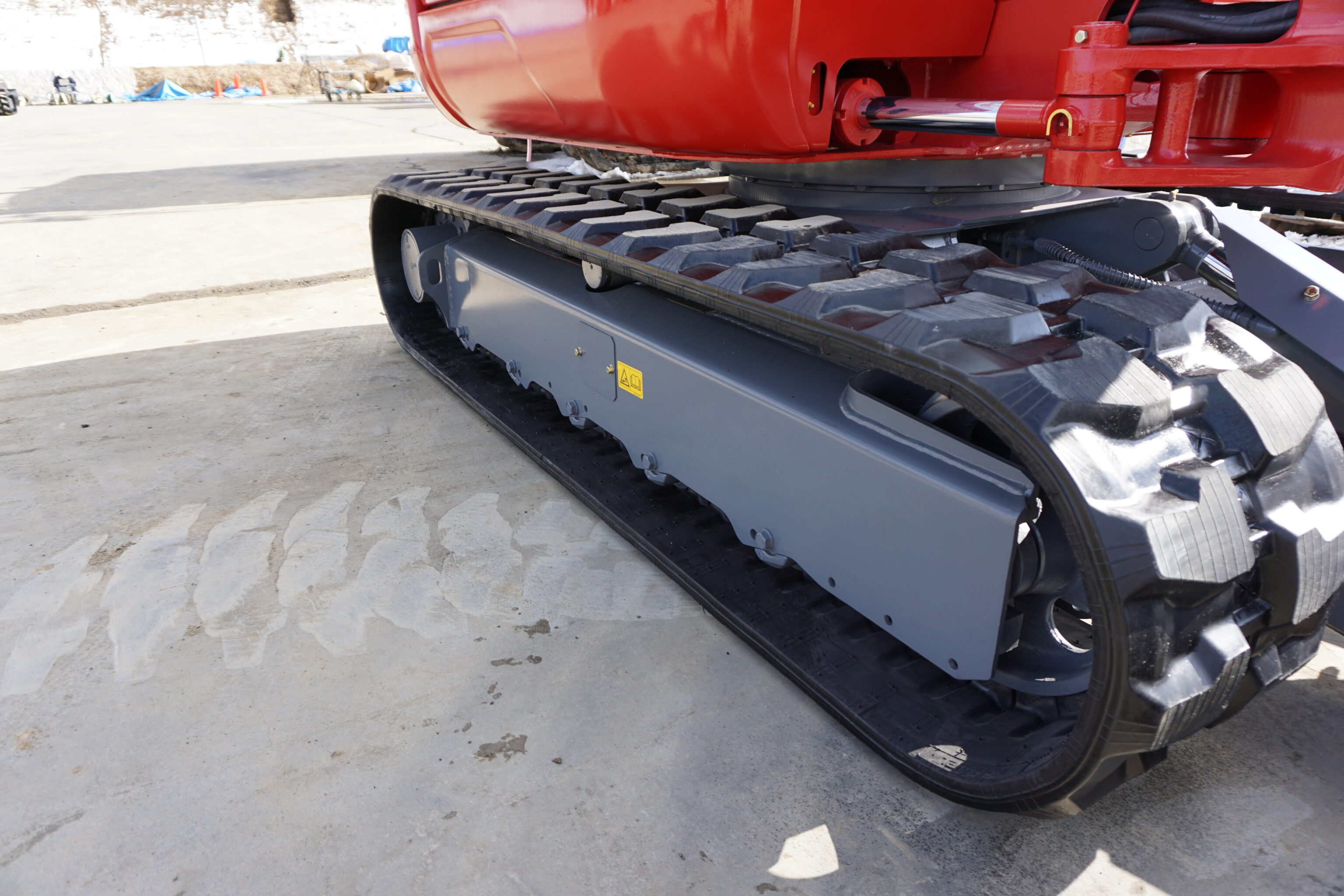 Takeuchi TB250-2 graafmachine short pitch rubbertracks met drie flenzen