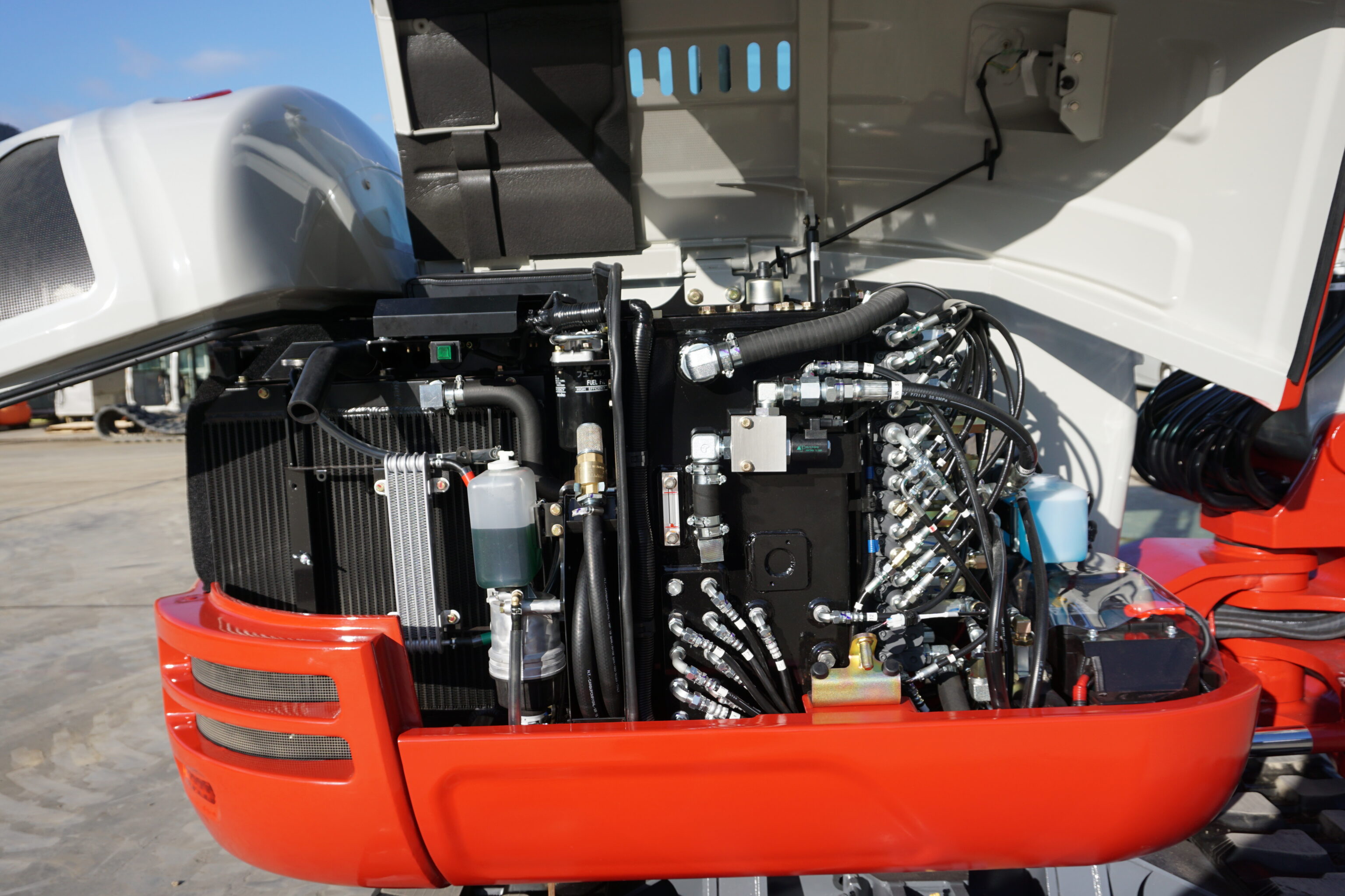 Takeuchi TB250-2 graafmachine motorkap met gasveren