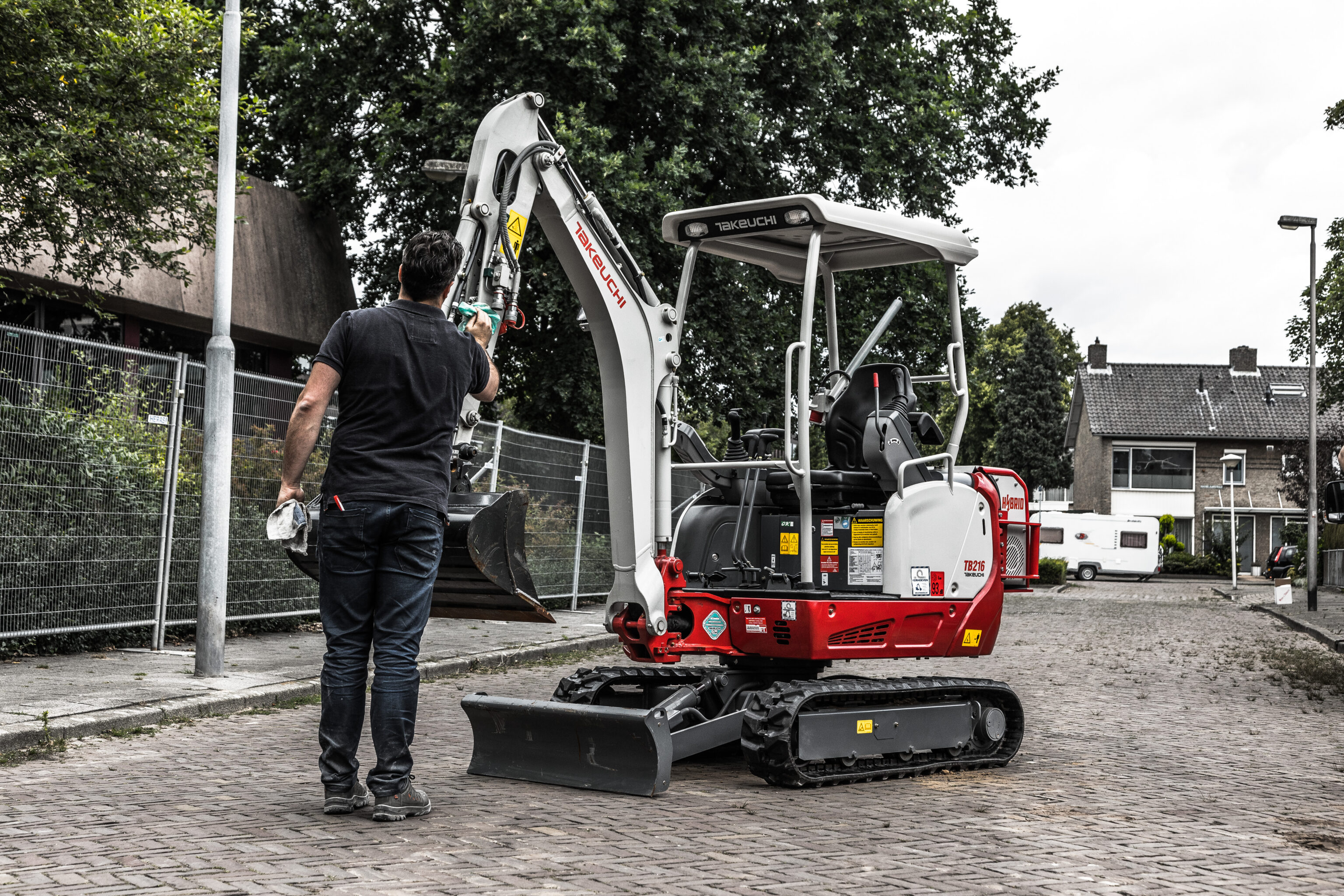Hybride kleine graafmachine op de weg