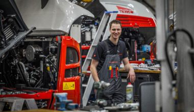 Monteur lachend in werkplaats bij Takeuchi graafmachines