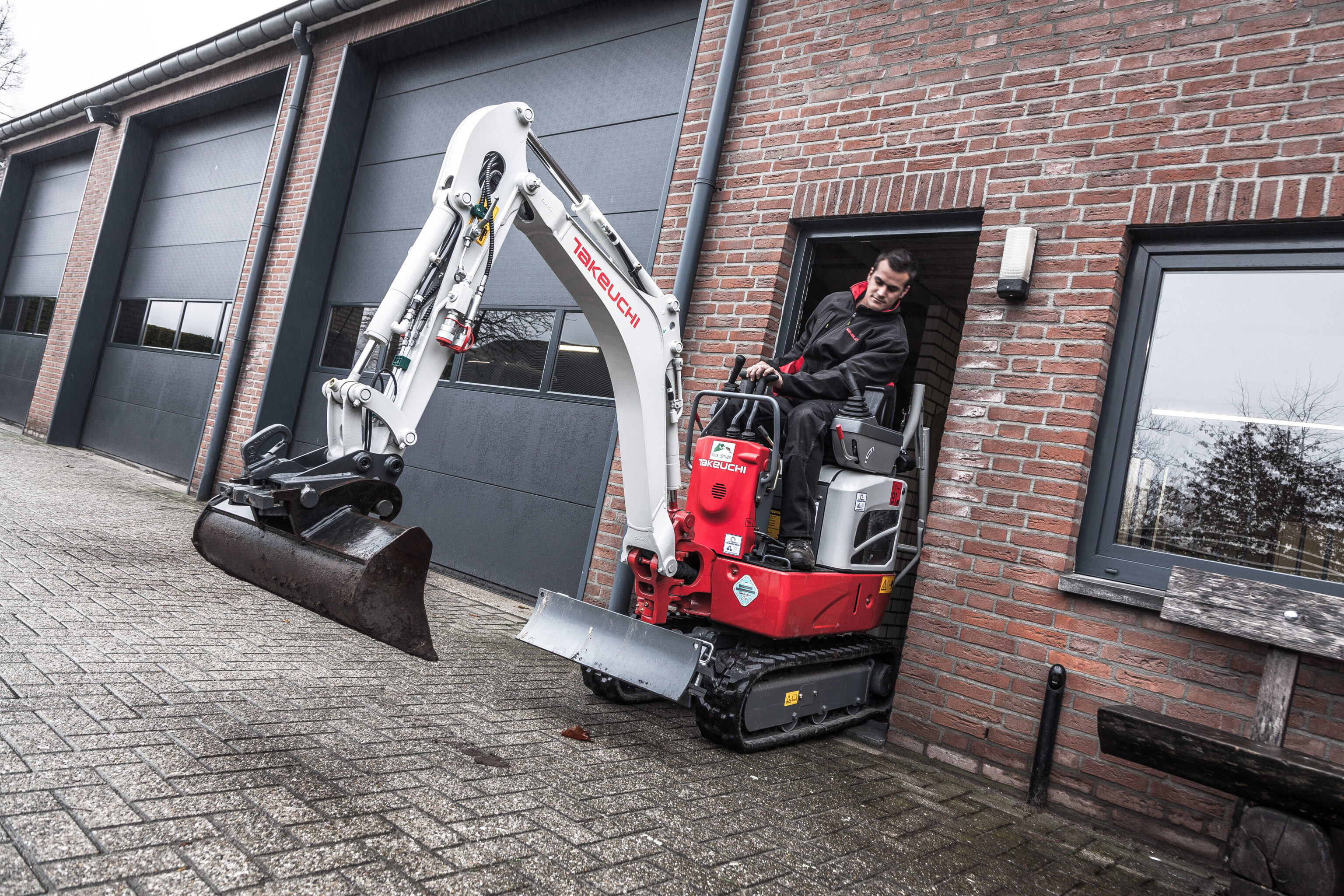 TB210R uit een deur rijdend