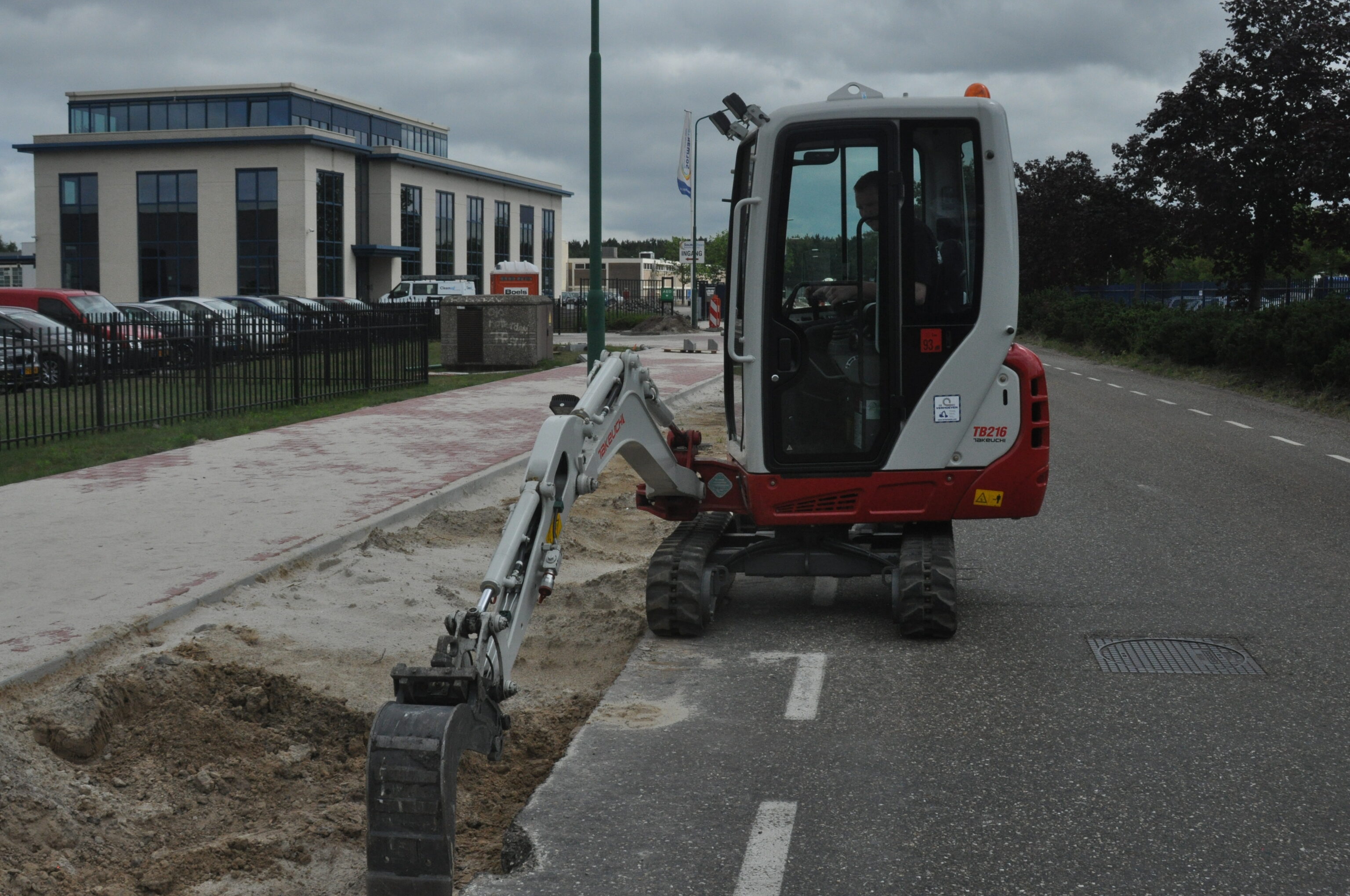 TB216 Takeuchi minigraver werken aan de weg
