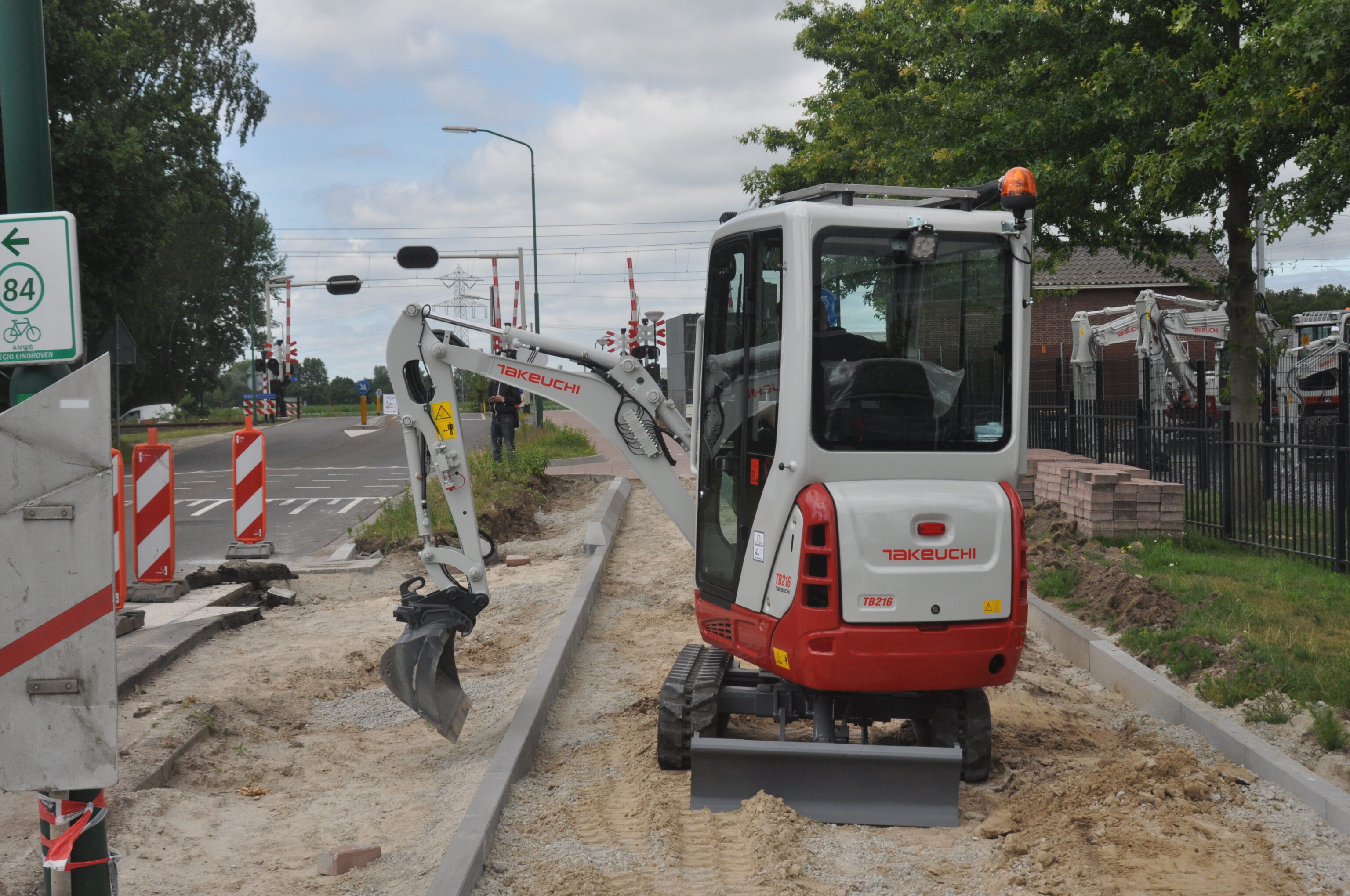 Minigraver TB216 op opengebroken stoep