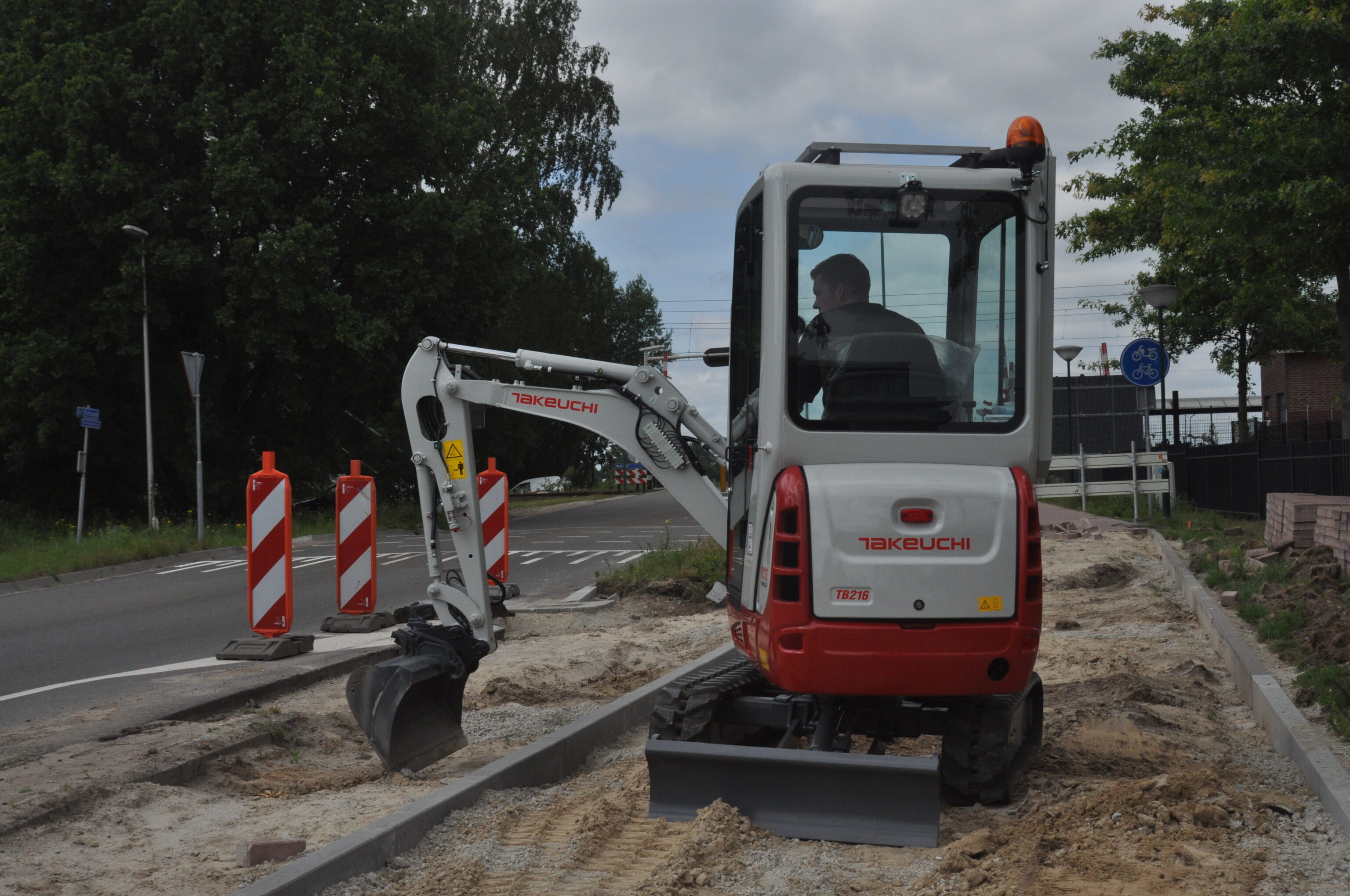 TB216 op smalle strook graven