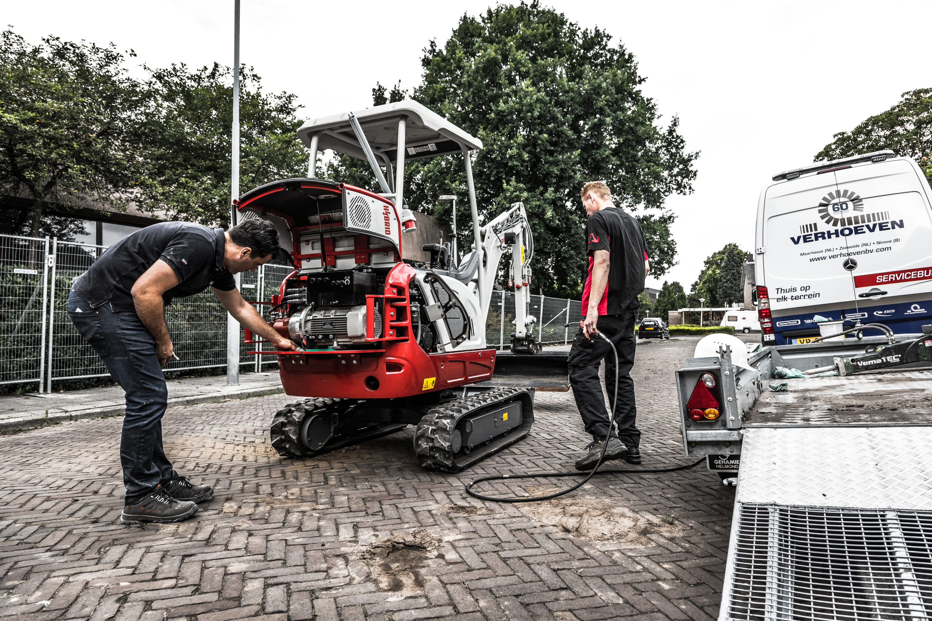 Man bij open motorkap TB216H