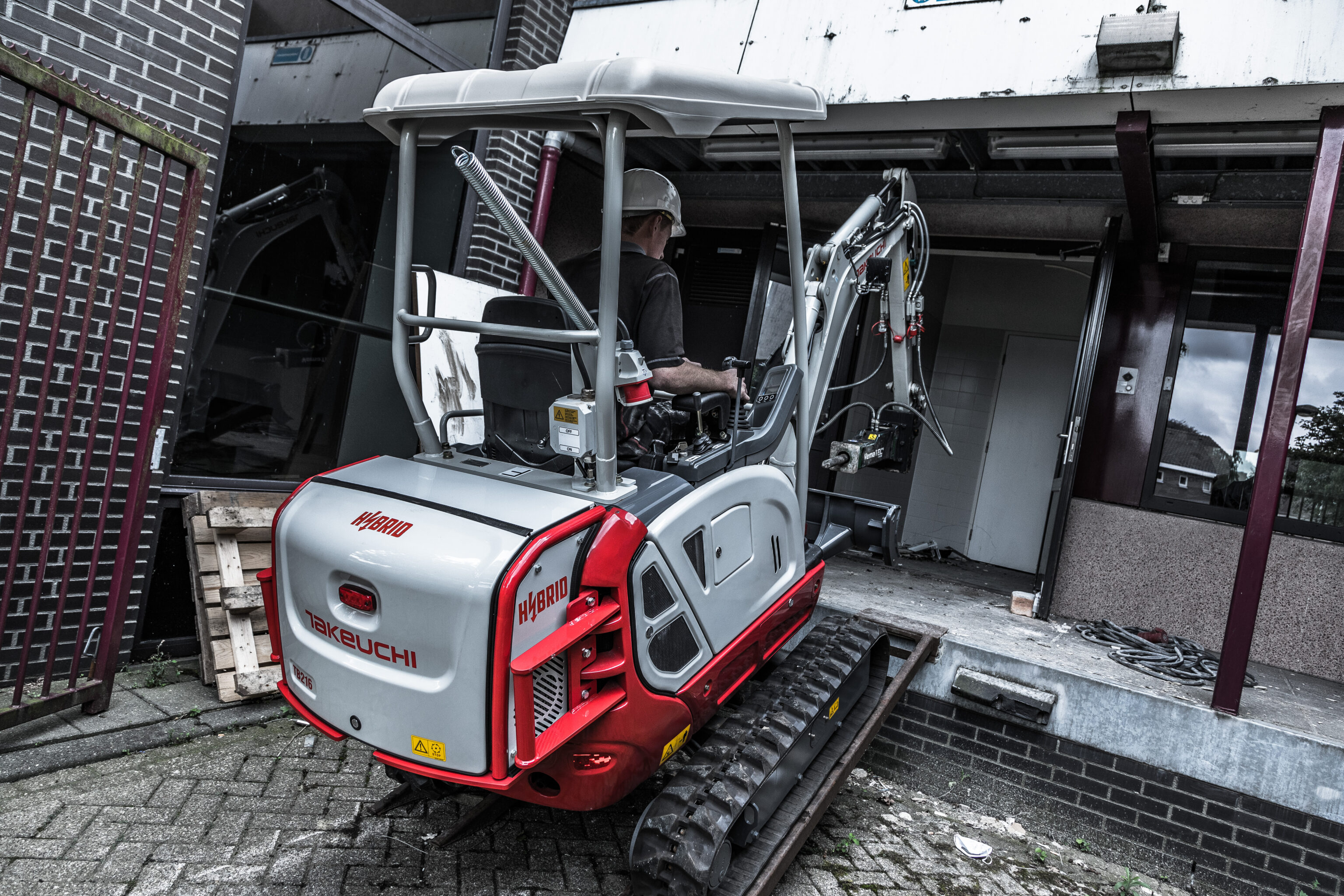Minigraver hybride TB216H rijdt naar binnen