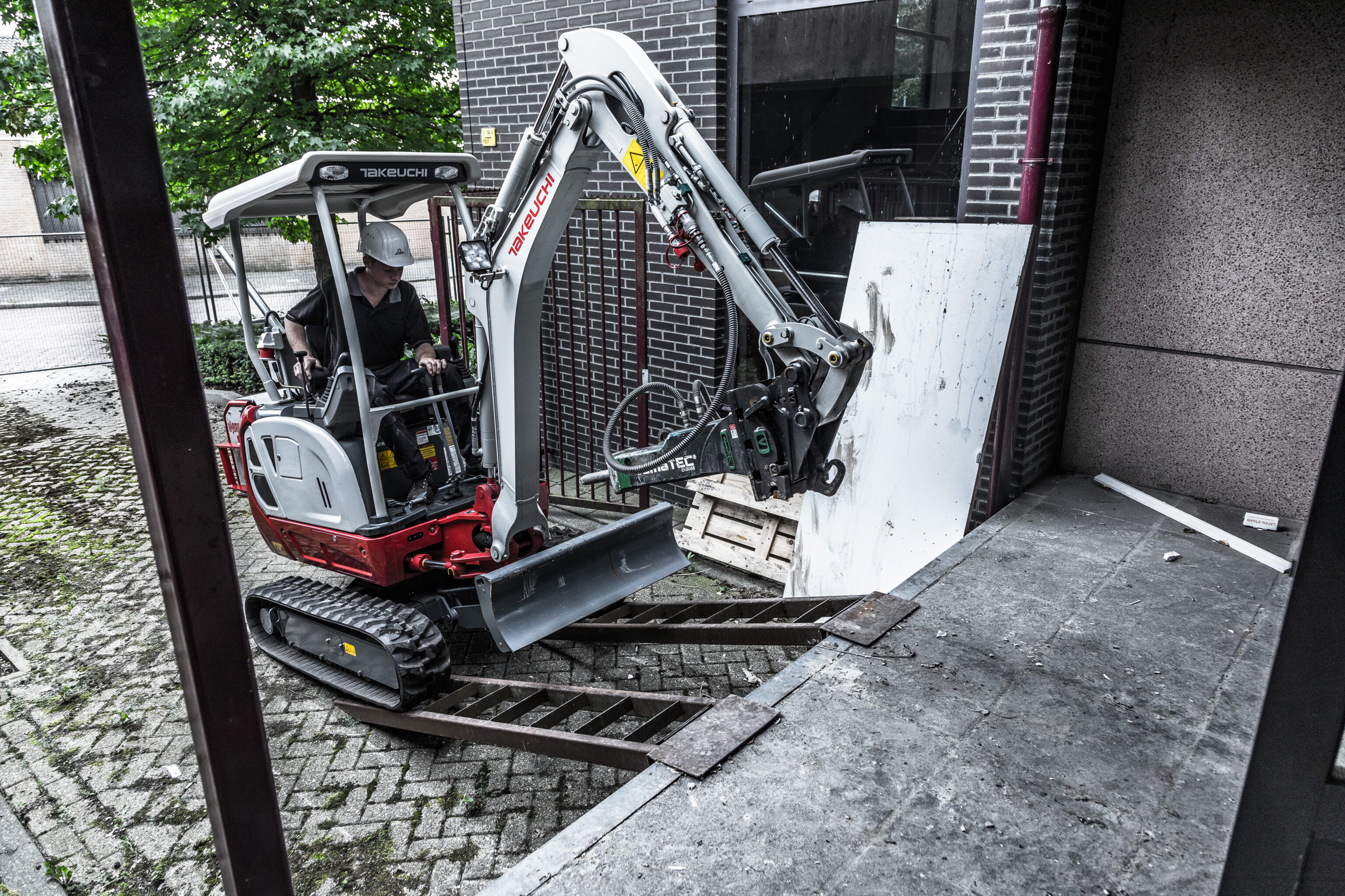 TB216H rijdt via planken naar binnen