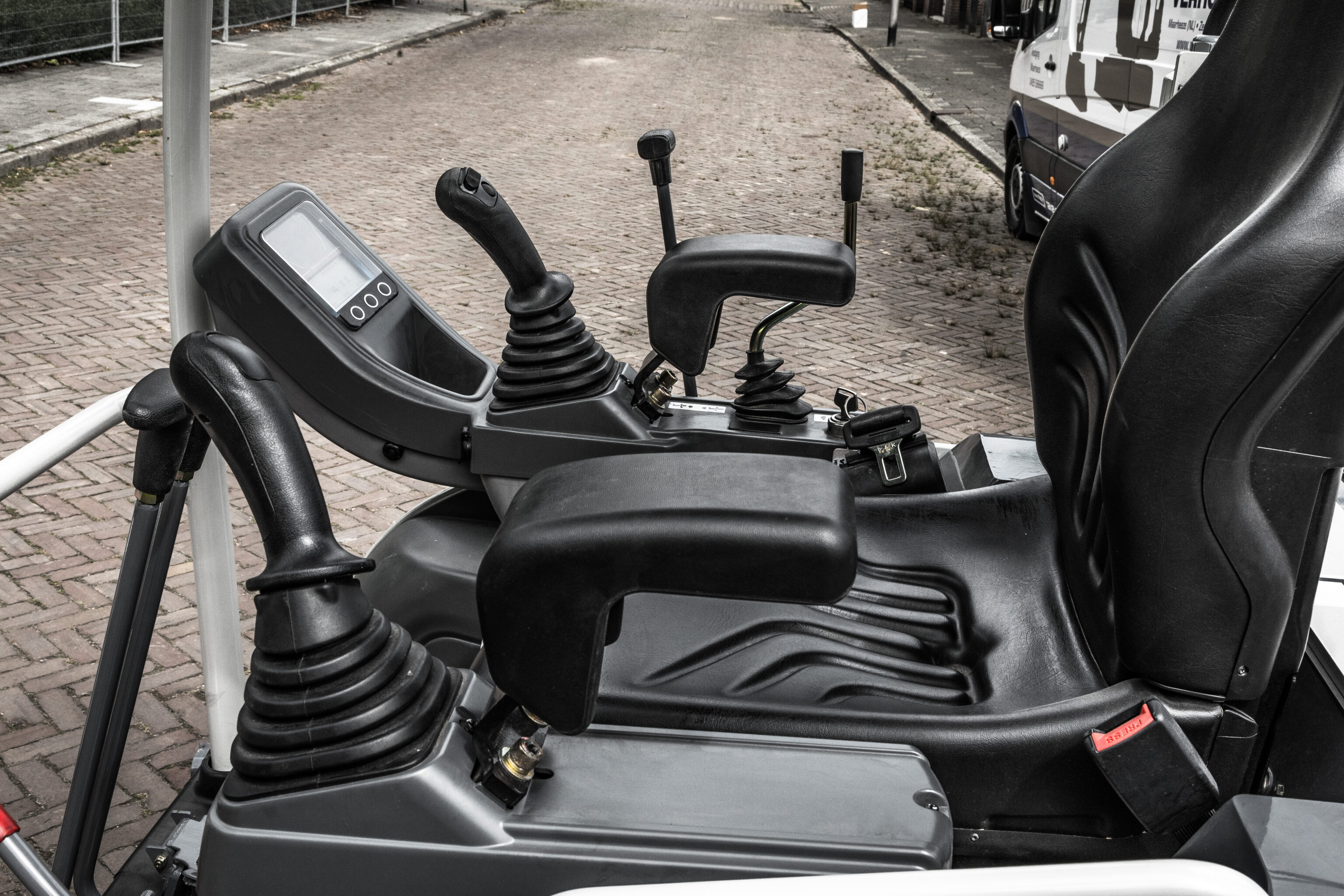 De stoel van de TB216H hybride graafmachine