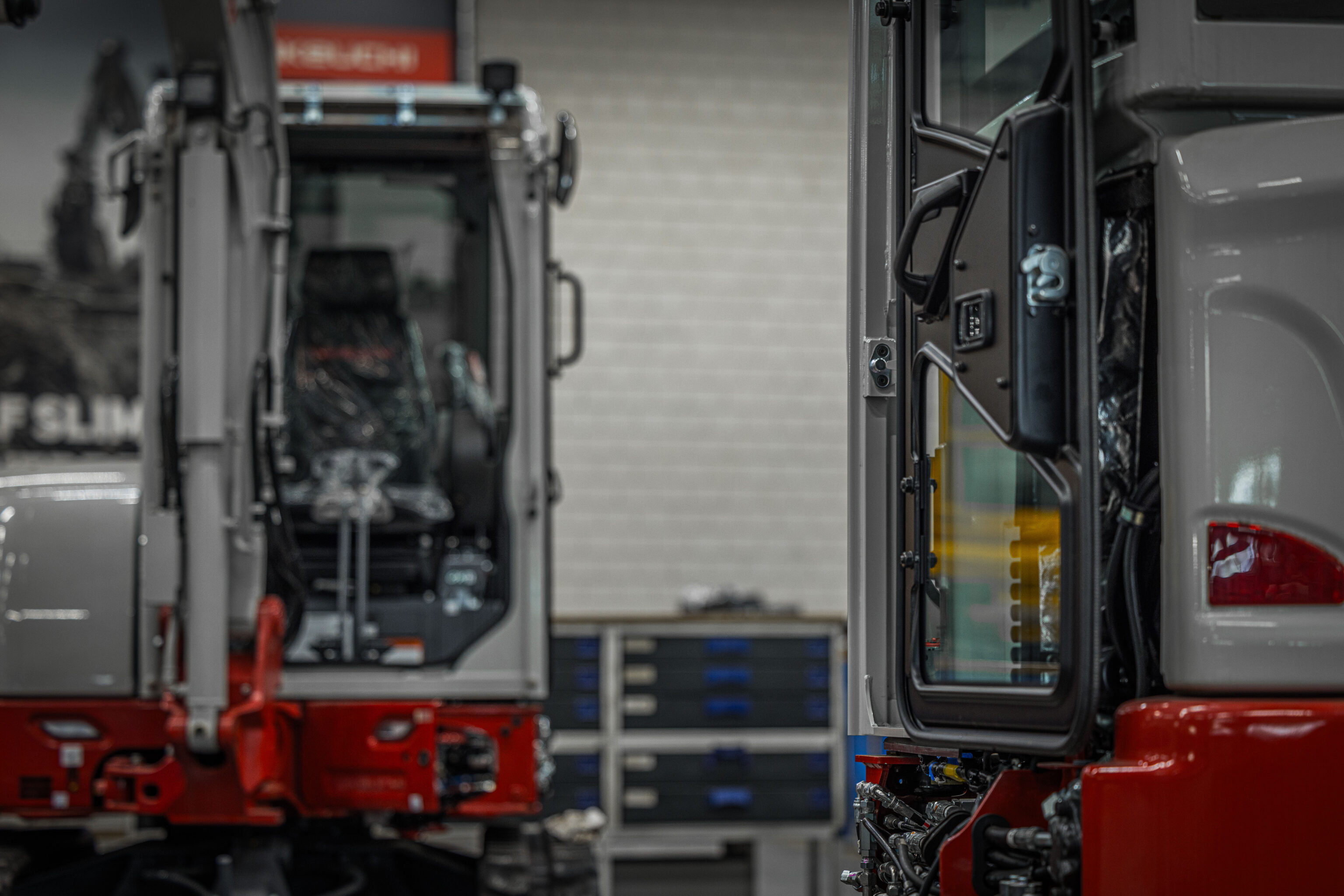 Twee Takeuchi graafmachines in de werkplaats