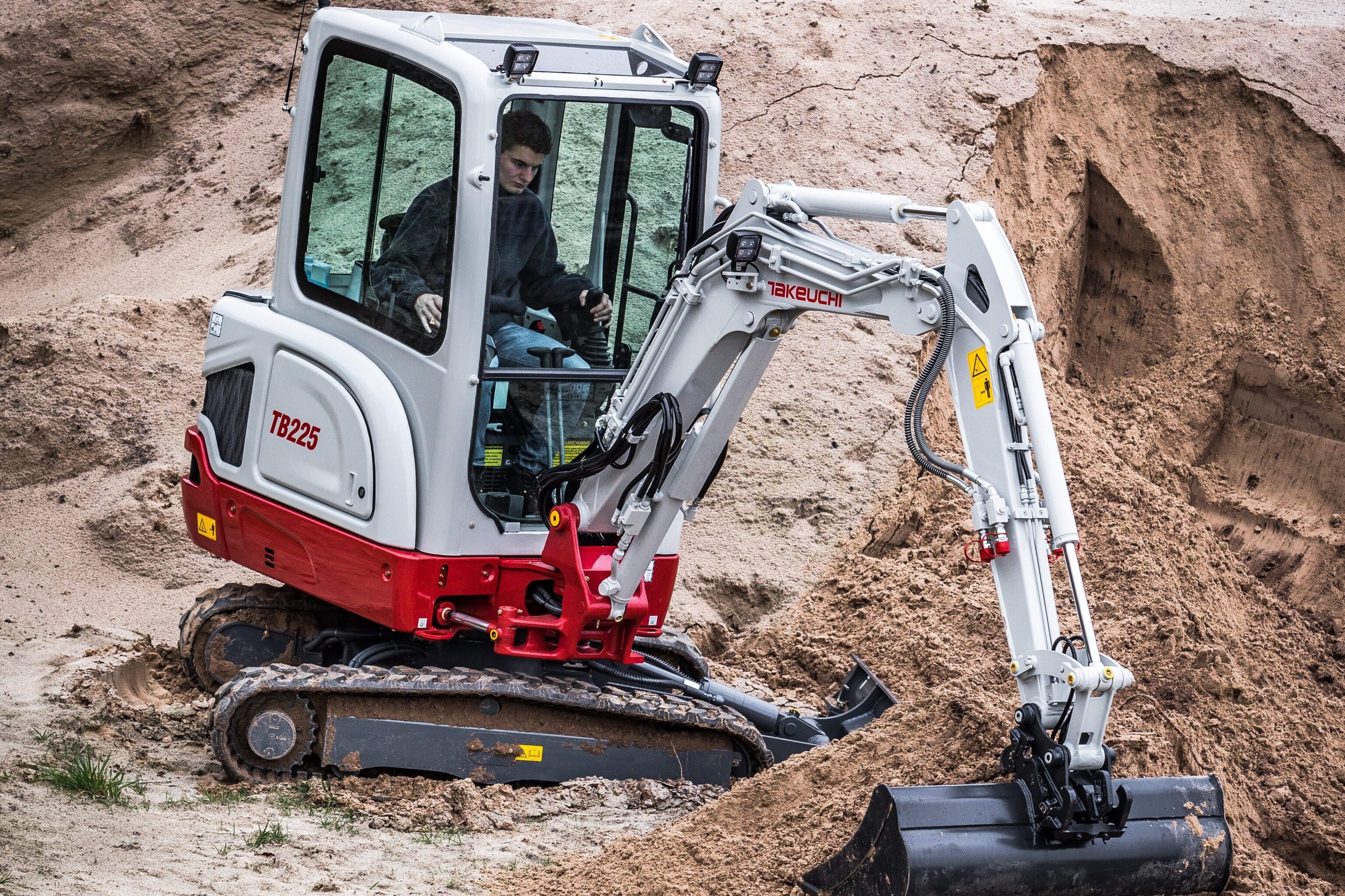 De Takeuchi TB225 aan het graven