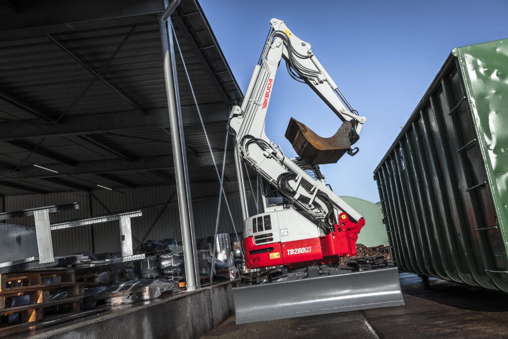 Takeuchi TB280FR met giek recht boven de onderwagen