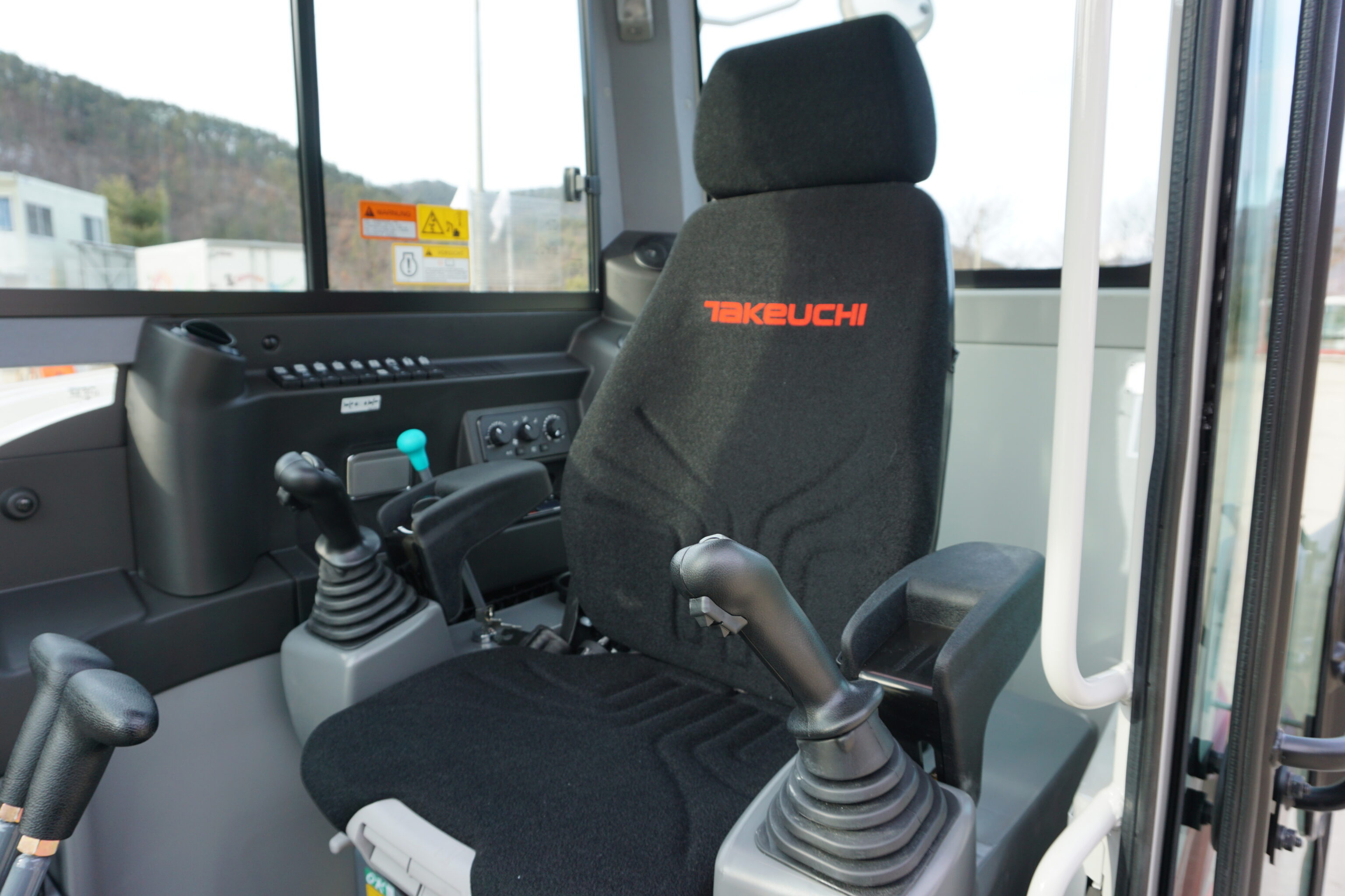 Interieur van een Takeuchi tb290-2