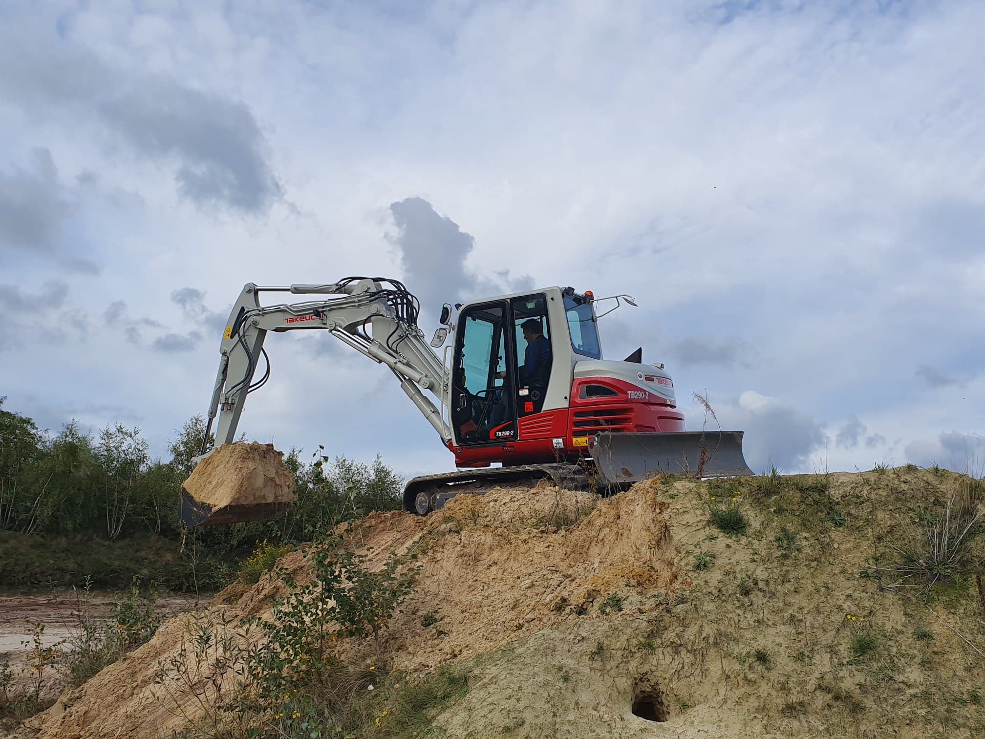 Takeuchi TB290-2 op een talud