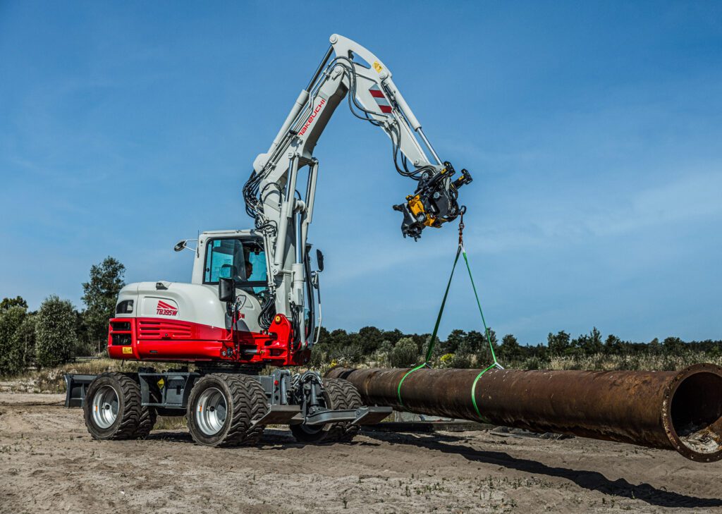 Mobiele graafmachine met zware buis