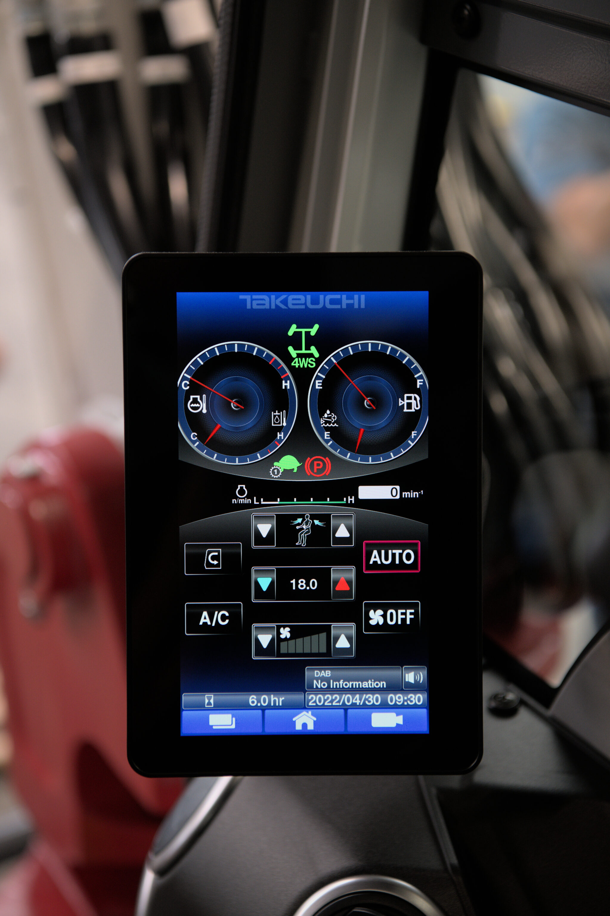 Touchscreen bedieningscherm van een Takeuchi graafmachine