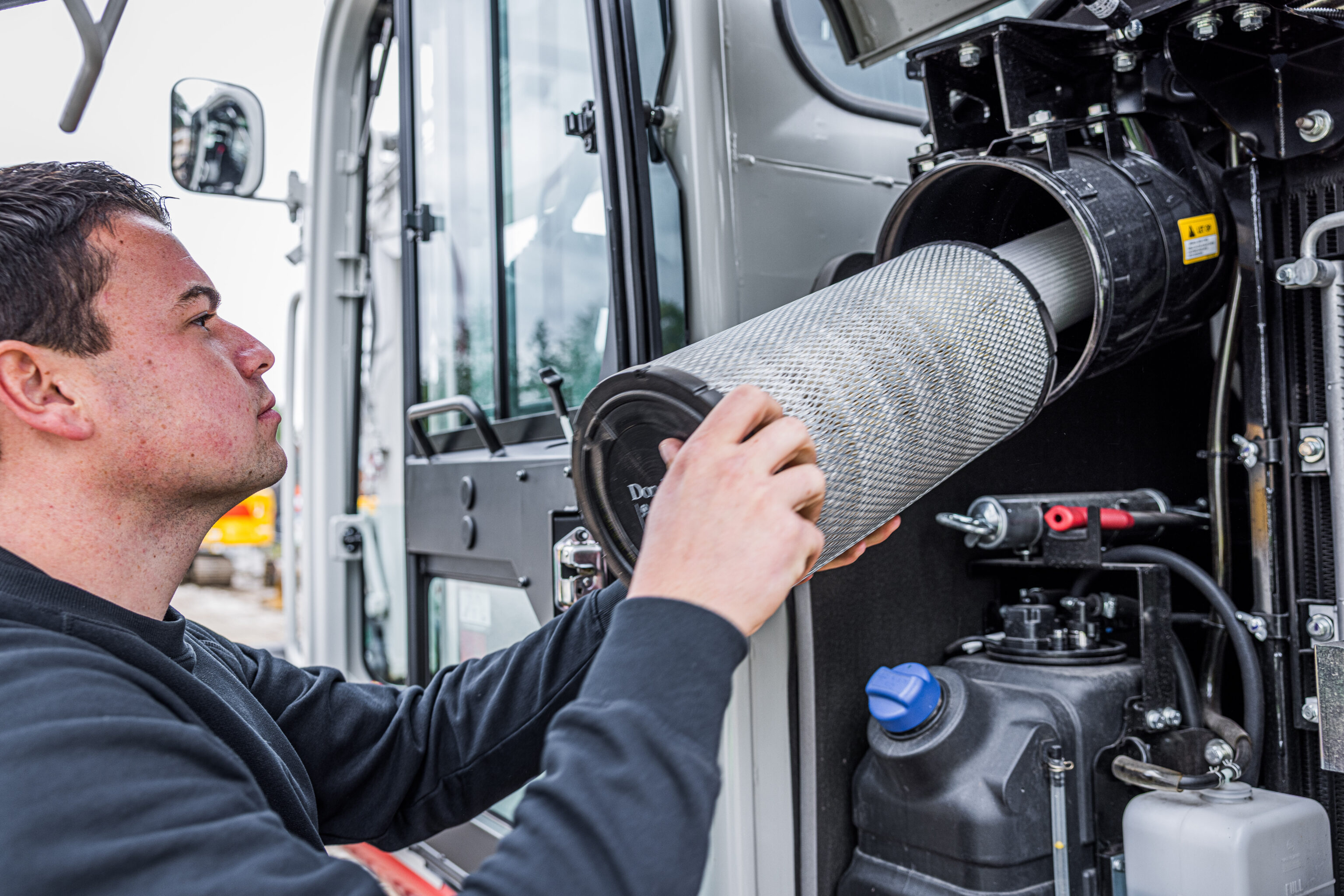 takeuchi tb3150r two piece boom waar een filter wordt verwisselt door de machinist