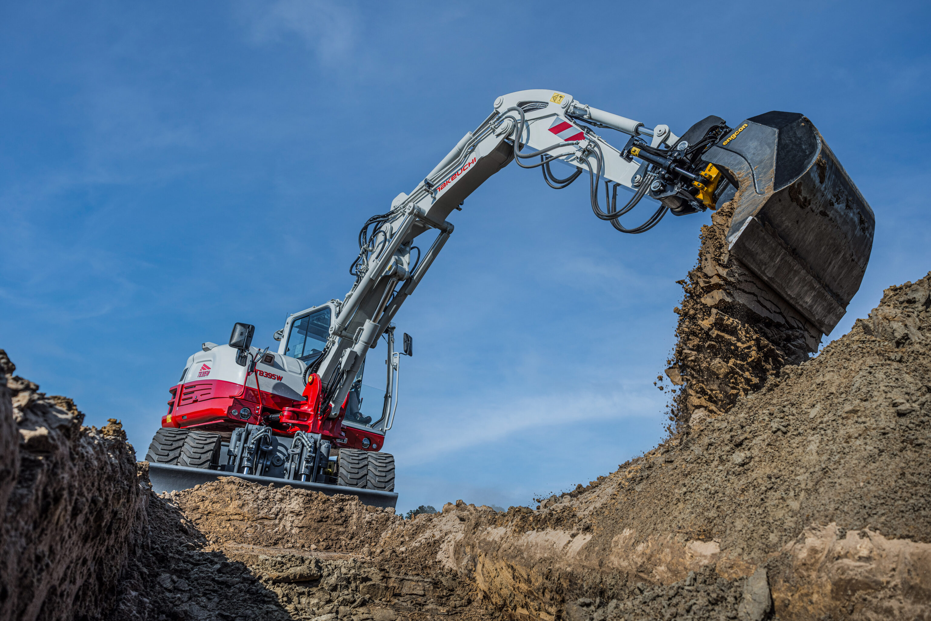 Takeuchi graafmachine vanuit kikker perspectief in actie met een brede graafbak
