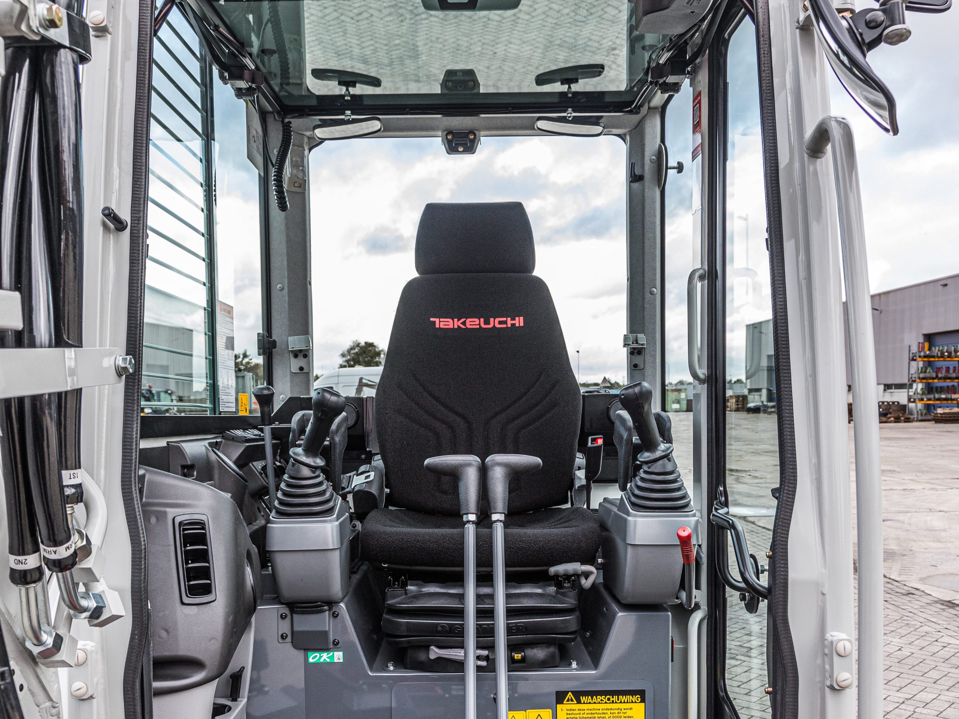 vooraanzicht van een ruime Takeuchi graafmachine cabine