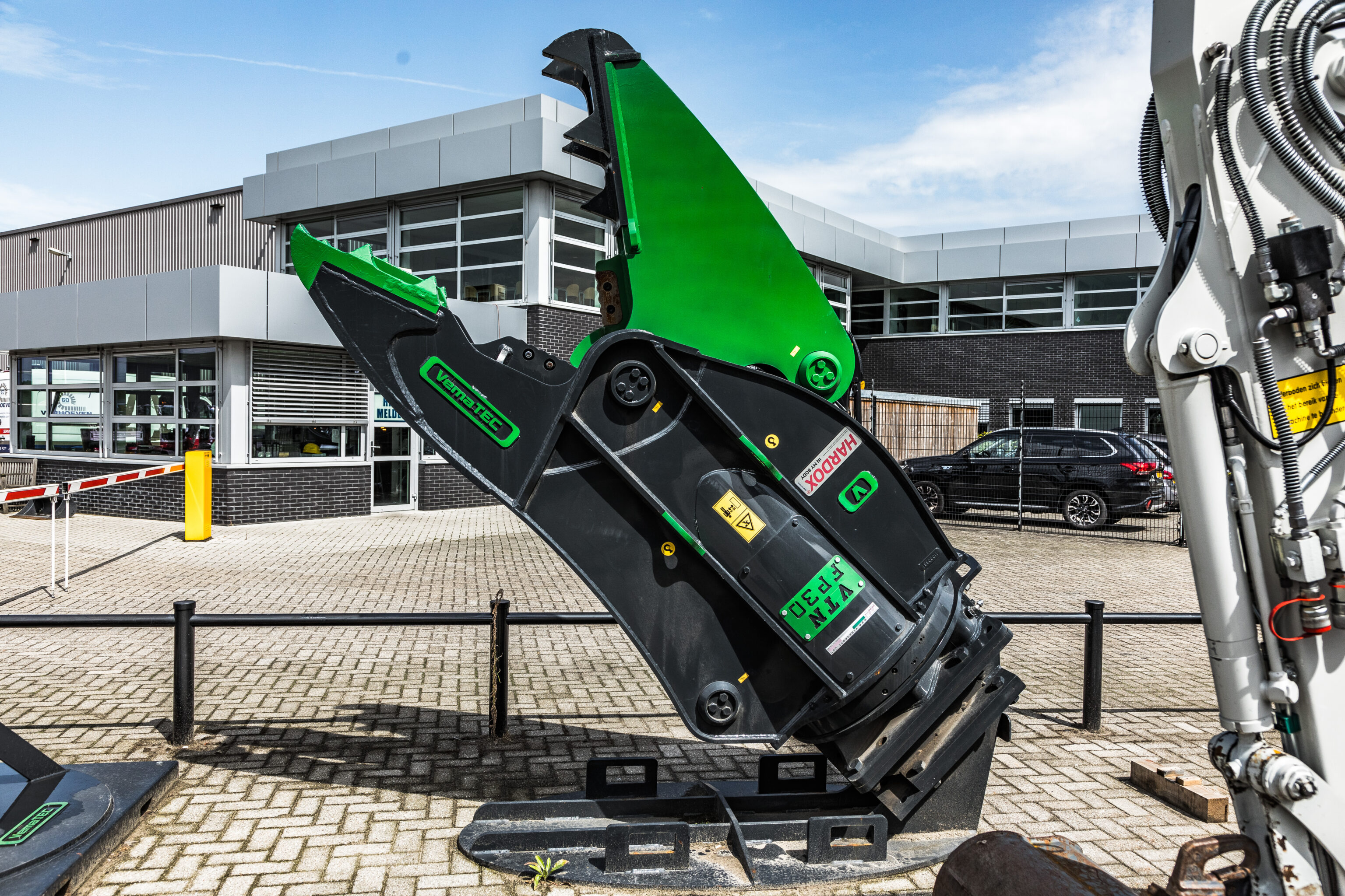 grote betonschaar voor een graafmachine