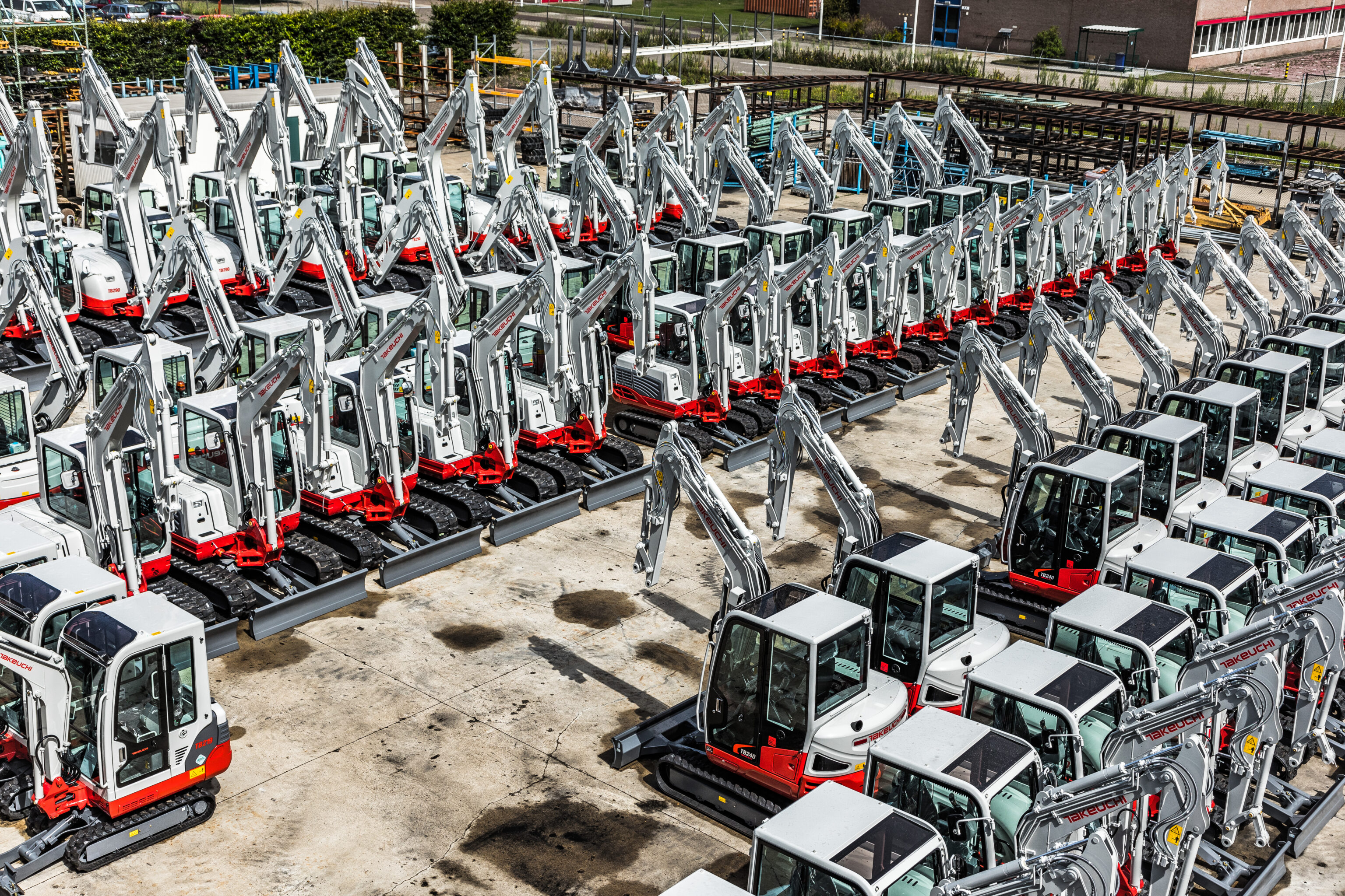 Terrein vol met takeuchi graafmachines