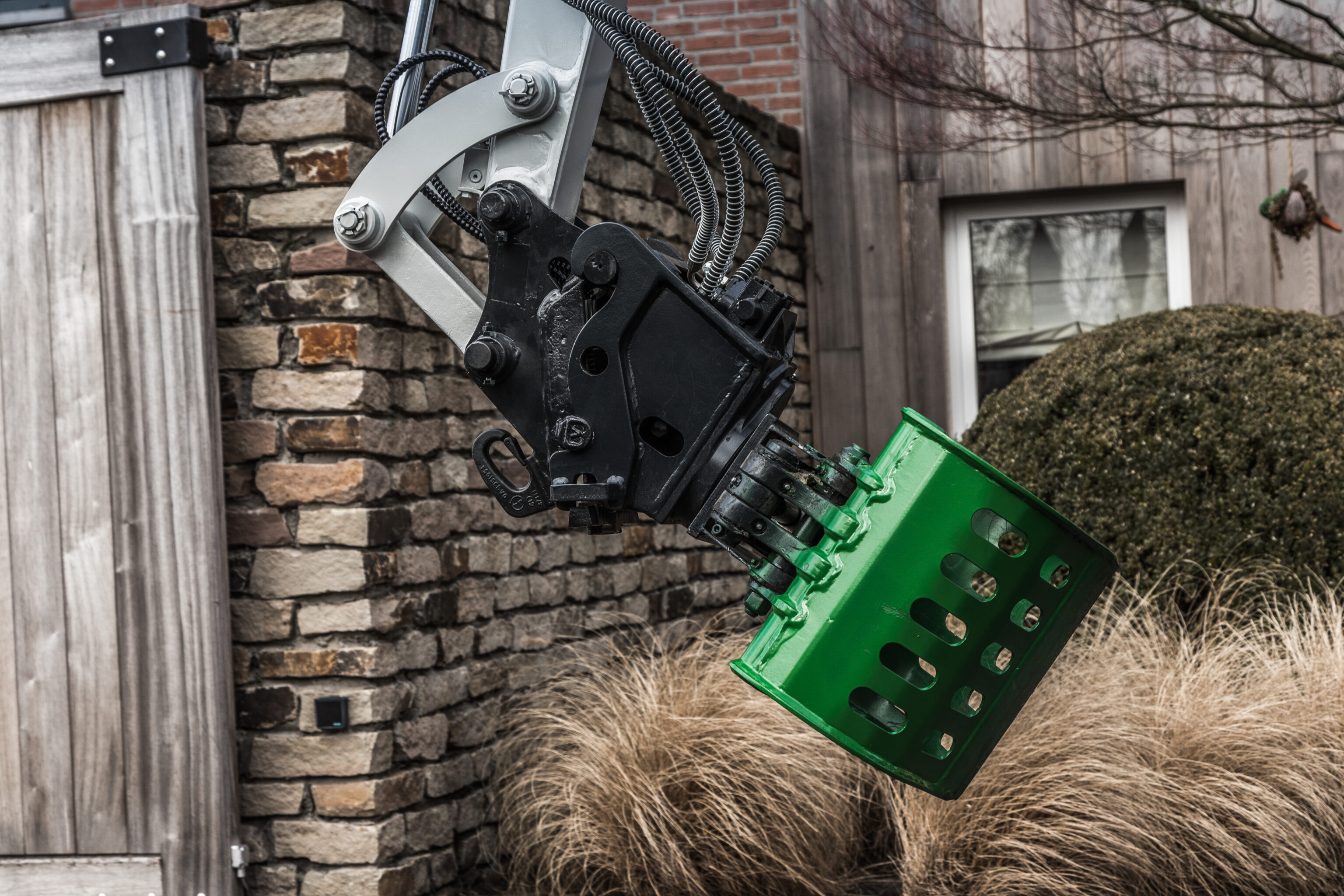 Hydraulische snelwissel van een graafmachine met daaraan een sorteergrijper
