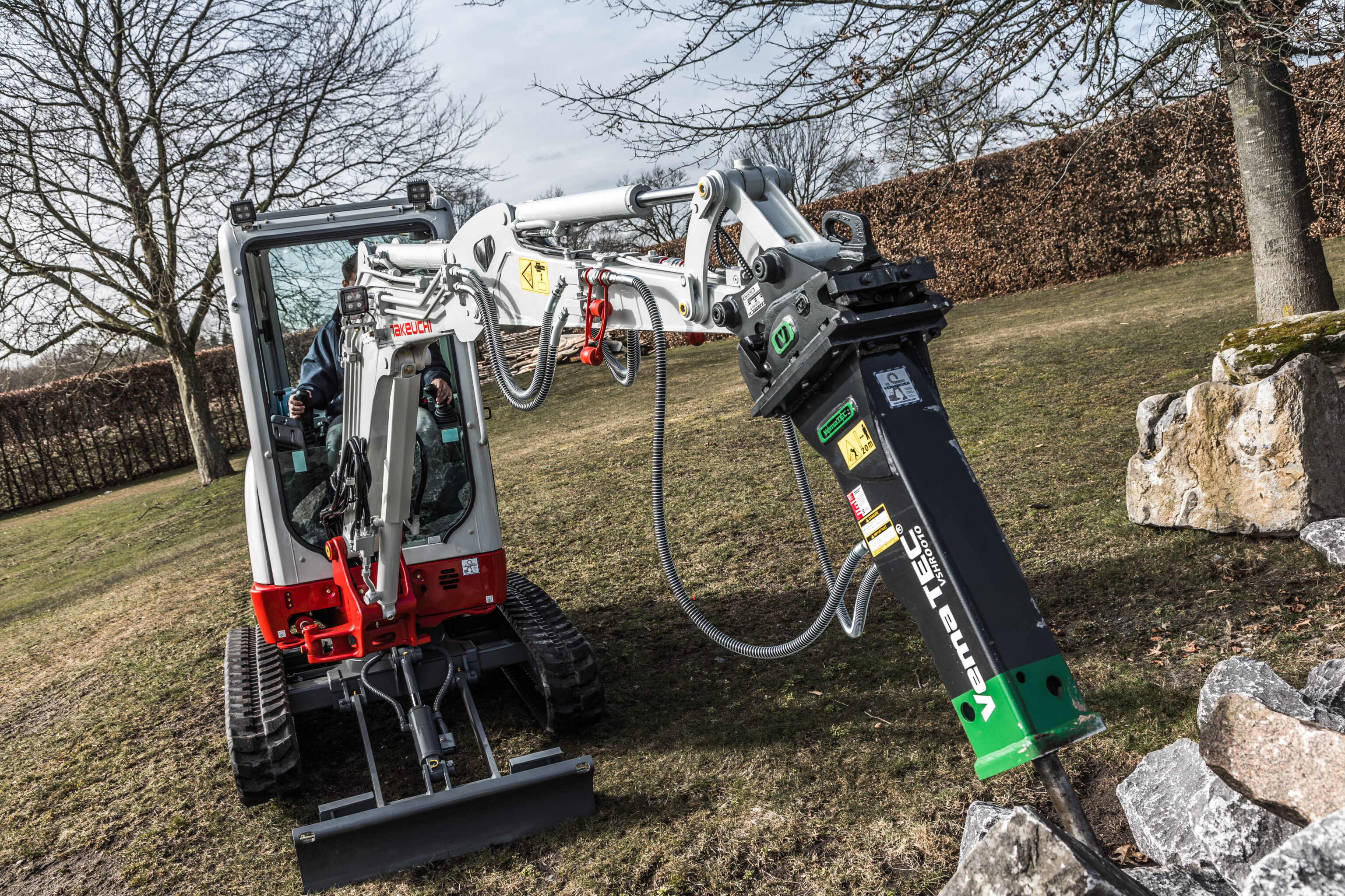 hydraulische sloophamer aan een takeuchi minigraver