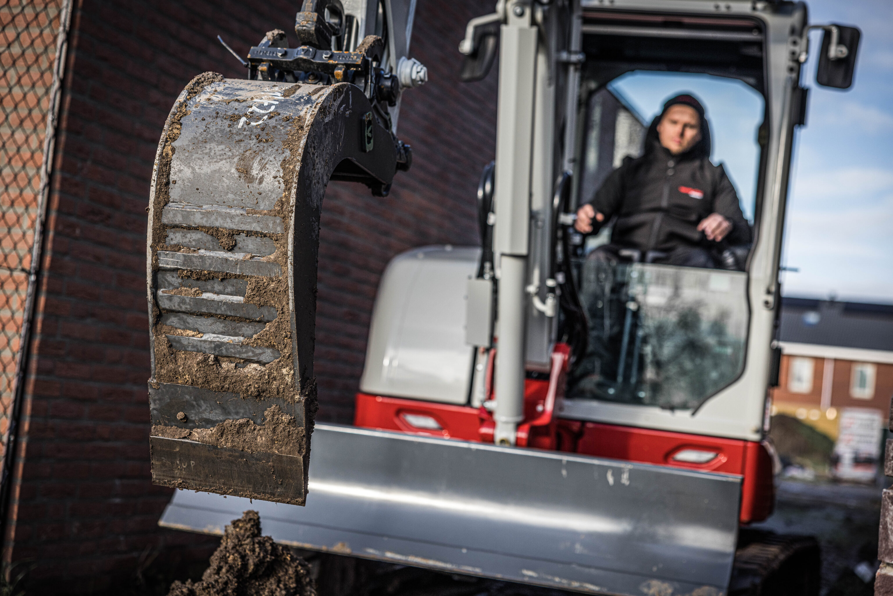 sleuvenbak aan een takeuchi graafmachine