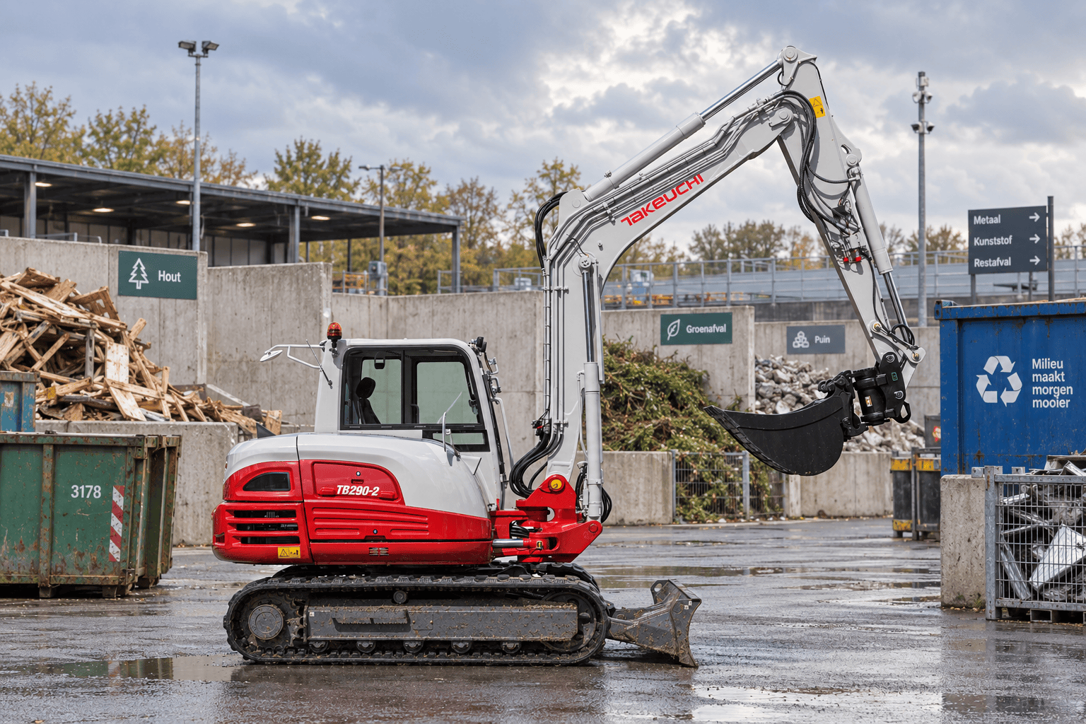 Takeuchi tb290-2 op een milieustraat aan het werk